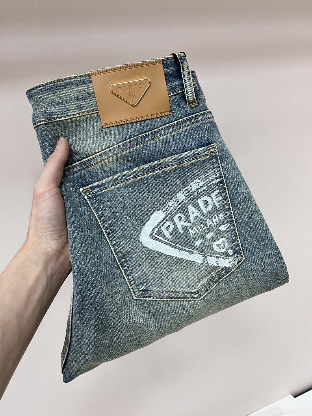 NO:140011,The main recommendation is Prada exclusively for new Prada trendy men's fashionable casual jeans, high-end European version original single pants, trendy and fashionable casual pants, breathable and comfortable, impeccable details, brand element design concept, reflecting high quality. It presents casual cut, and the upper body style is superb!  Number of codes 29-38 (no 35 37) H new model first release, prada, prada, jeans, alexander wang19860909主推 Prada 独家专供新款普拉达潮男时尚休闲牛仔裤,高端欧版原单裤子,潮流时尚休闲裤子 透气舒适度高,细节无可挑剔,品牌元素设计理念,体现高品质.呈现休闲裁剪,上身版型超赞！ 码数29-38（无35 37） H新款首发,,prada,prada,jeans,alexander wang,Men's clothing