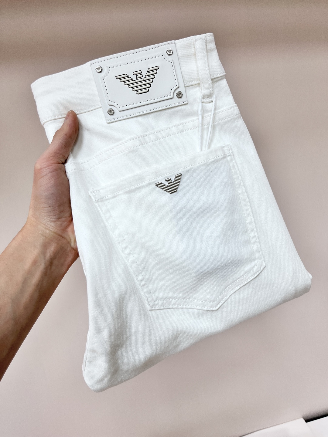 NO:140015,The main recommendation is Armani exclusively for new Armani fashion men's fashionable casual jeans, high-end European version original single pants, trendy and fashionable casual pants, breathable and comfortable, impeccable details, brand element design concept, reflecting high quality. It presents casual cut, and the upper body style is superb!  Number of codes 29-38 (no 35 37) H new model first release, armani,armani,jeans,alexander wang19860909主推 Armani 独家专供新款阿玛尼潮男时尚休闲牛仔裤,高端欧版原单裤子,潮流时尚休闲裤子 透气舒适度高,细节无可挑剔,品牌元素设计理念,体现高品质.呈现休闲裁剪,上身版型超赞！ 码数29-38（无35 37） H新款首发,,armani,armani,jeans,alexander wang,Men's clothing