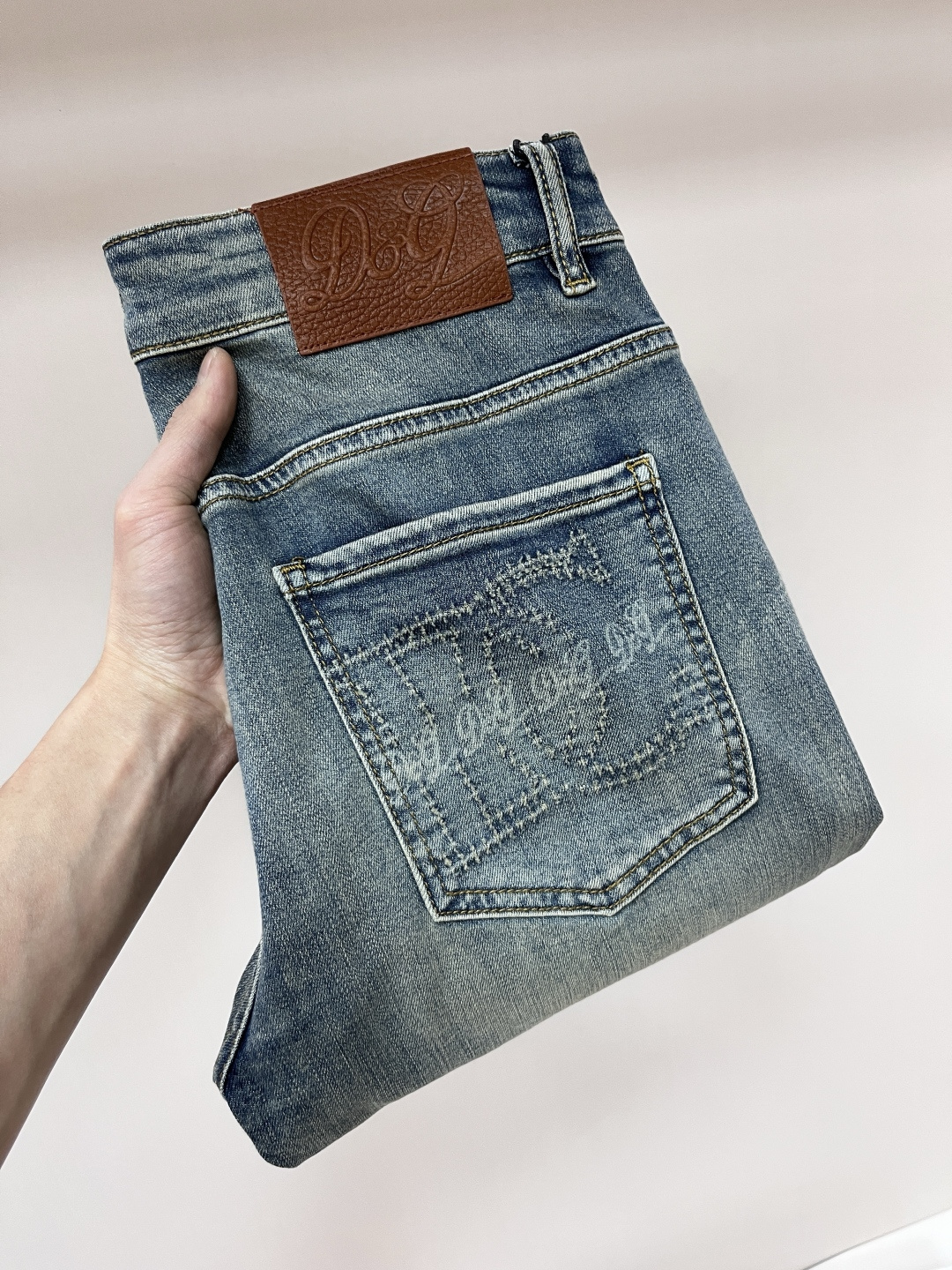 NO:140019,The main recommendation Dior exclusively offers new styles of Dior fashion men's fashionable casual jeans, high-end European version original single pants, trendy and fashionable casual pants, high breathability and comfort, impeccable details, brand element design concept, reflecting high quality. It presents casual cut, and the upper body style is superb!  Number of codes 29-38 (no 35 37) H new model first release, dior, dior, jeans, alexander wang19860909主推 Dior 独家专供新款迪奥潮男时尚休闲牛仔裤,高端欧版原单裤子,潮流时尚休闲裤子 透气舒适度高,细节无可挑剔,品牌元素设计理念,体现高品质.呈现休闲裁剪,上身版型超赞！ 码数29-38（无35 37） H新款首发,,dior,dior,jeans,alexander wang,Men's clothing