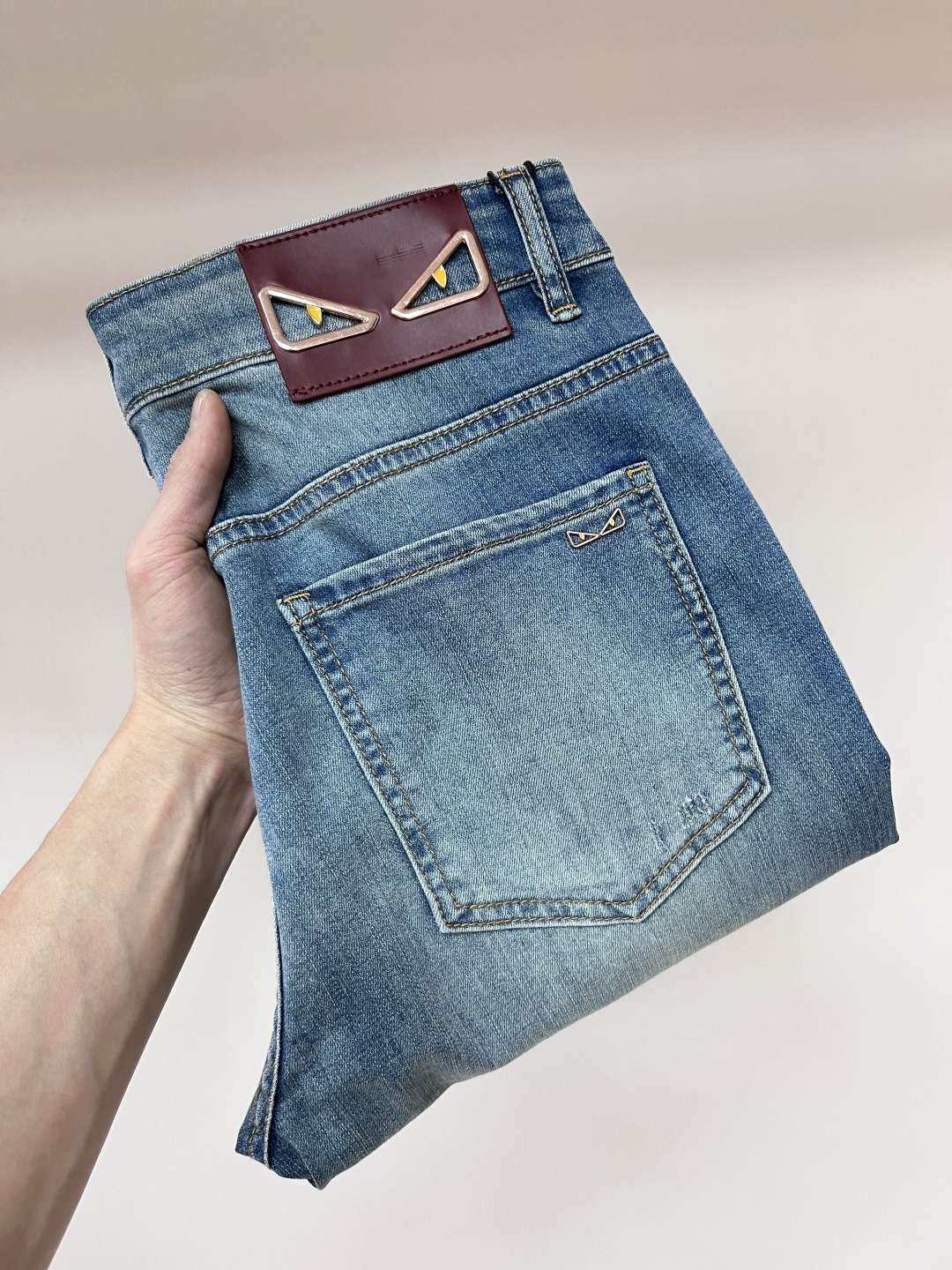 NO:140023,The main recommendation Fendi exclusively offers new styles of fashion men's fashionable casual jeans, high-end European version original single pants, trendy and fashionable casual pants, breathable and comfortable, impeccable details, brand elements design concept, reflecting high quality. It presents casual cut, and the upper body style is superb!  Number of codes 29-38 (no 35 37) H new model first release, fendi, fendi, jeans, alexander wang19860909主推 Fendi 独家专供新款芬迪潮男时尚休闲牛仔裤,高端欧版原单裤子,潮流时尚休闲裤子 透气舒适度高,细节无可挑剔,品牌元素设计理念,体现高品质.呈现休闲裁剪,上身版型超赞！ 码数29-38（无35 37） H新款首发,,fendi,fendi,jeans,alexander wang,Men's clothing