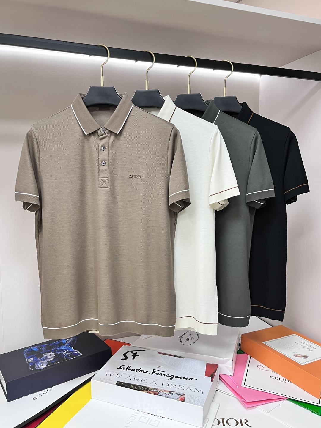 NO:159783,The main recommendation Zegna is exclusively designed for the new spring style Zegna fashion casual lapel short sleeves, pure cotton fabric, high-end needle embroidery, high-end European version original single T-shirt, trendy and fashionable casual half-sleeved, breathable and comfortable, impeccable details, brand element design concept, reflecting high quality. It presents casual cut, and the upper body style is superb!  Code Number M-3XL H2025 new model first release, zegna, T-shirt,tees, t-shirt,alexander wang19860909主推 Zegna 独家专供春季新款杰尼亚时尚休闲翻领短袖,纯棉面料,高级密针刺绣、高端欧版原单T恤,潮流时尚休闲半袖 透气舒适度高,细节无可挑剔,品牌元素设计理念,体现高品质.呈现休闲裁剪,上身版型超赞！码数M-3XL H2025新款首发,,zegna,T-shirt,tees，t-shirt,alexander wang,Men's clothing