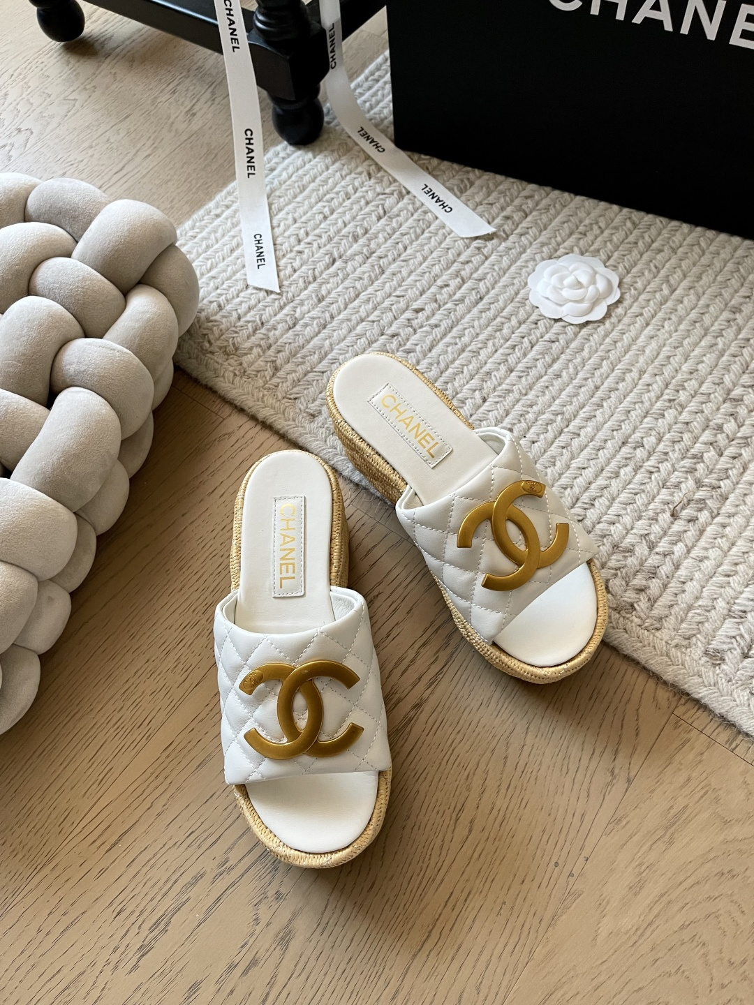 NO:168003,Chanel 25C early spring new thick-soled slipper series!  Top version!  6cm thick sole design to increase height and make you look slim. Essential for spring and summer vacations. Classic large-standard design. Upper cowhide inner sheepskin original outsole. Size 34-41. Customized without return or replacement. Slippers, chanel, slippers, cowhide, sheepskin19860909Chanel 25C早春新款厚底拖鞋系列！ 顶级版本！6cm厚底设计增高显瘦 春夏度假必备款 经典的大标设计 鞋面牛皮 内里羊皮 原版大底 码数34-41 定制不退不换,拖鞋,chanel,slippers,cowhide,sheepskin,Women's Shoes