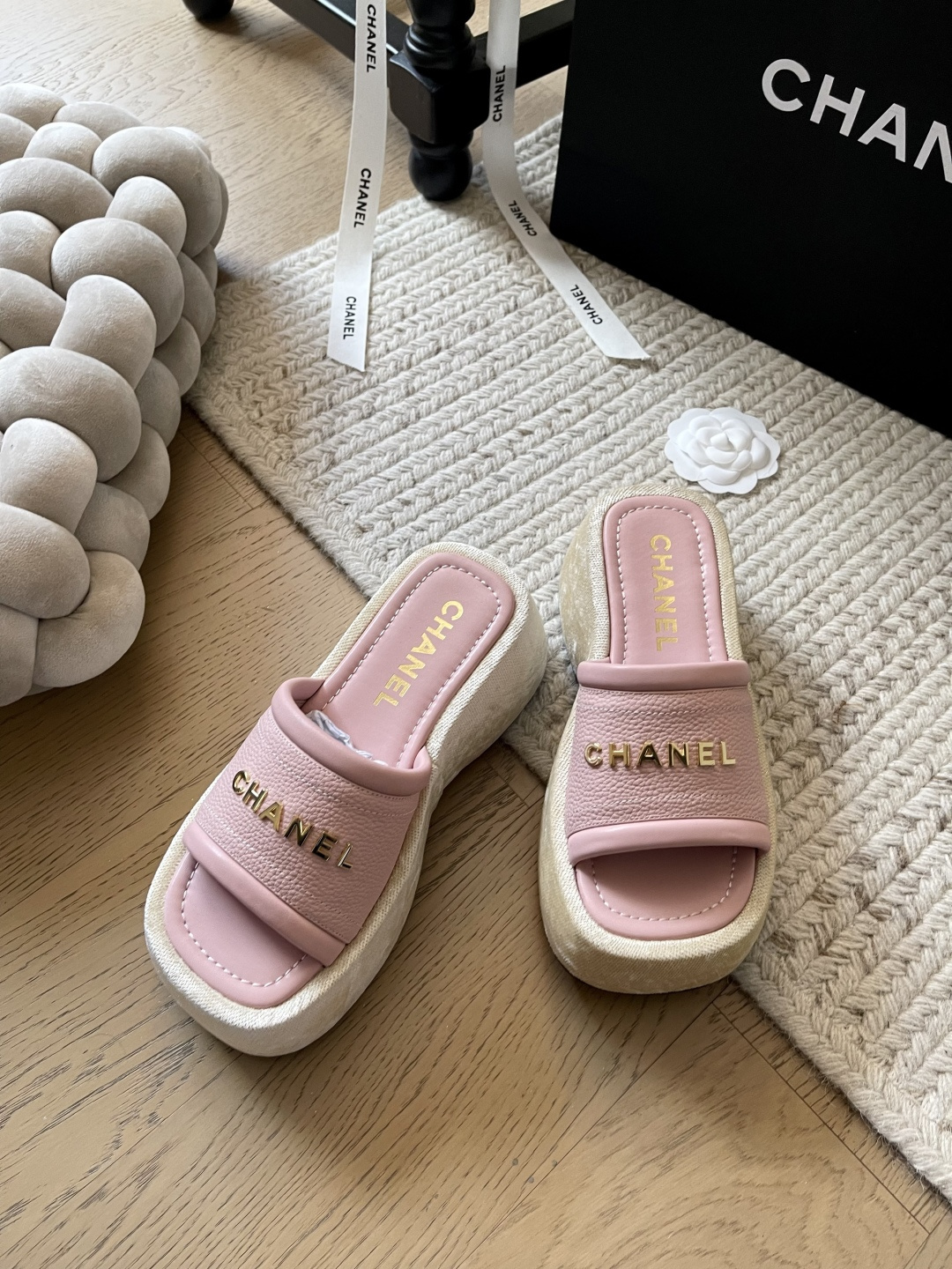 NO:168004,Chanel 25C early spring new thick-soled slipper series!  Top version!  Full of high-end feeling, thick sole heightened and slimming 6cm heel high, silk sheepskin upper, footbed sheepskin original non-slip sole size 34-41 Customized non-return or replacement, slippers, chanel, slippers, sheepskin19860909Chanel 25C早春新款厚底拖鞋系列！ 顶级版本！高级感十足 厚底增高又显瘦 6cm跟高 鞋面丝绸羊皮 垫脚羊皮 原版防滑大底 码数34-41 定制不退不换,拖鞋,chanel,slippers,sheepskin,Women's Shoes