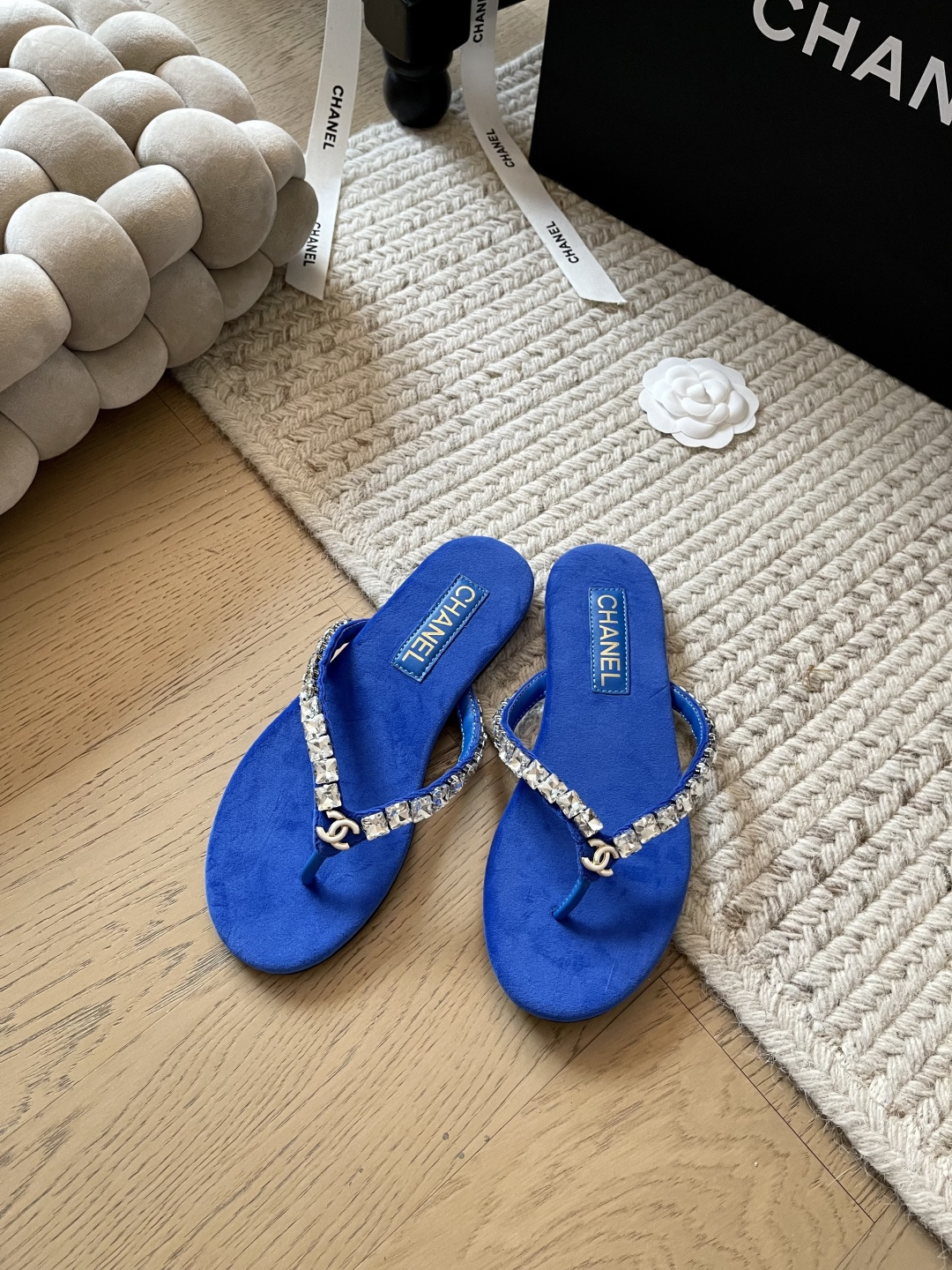 NO:168006,Chanel 25C early spring new flip flop series!  Top version!  Another hit product is coming~ It’s hard not to love this series!  Imported calfskin suede footbed velvet size 34-41 Customized non-return or replacement, slippers, chanel, slippers, cowhide19860909Chanel 25C早春新款人字拖系列！ 顶级版本！又一爆款来袭~ 这一系列很难不爱呀！ 鞋面进口小牛皮绒面 垫脚丝绒 码数34-41 定制不退不换,拖鞋,chanel,slippers,cowhide,Women's Shoes