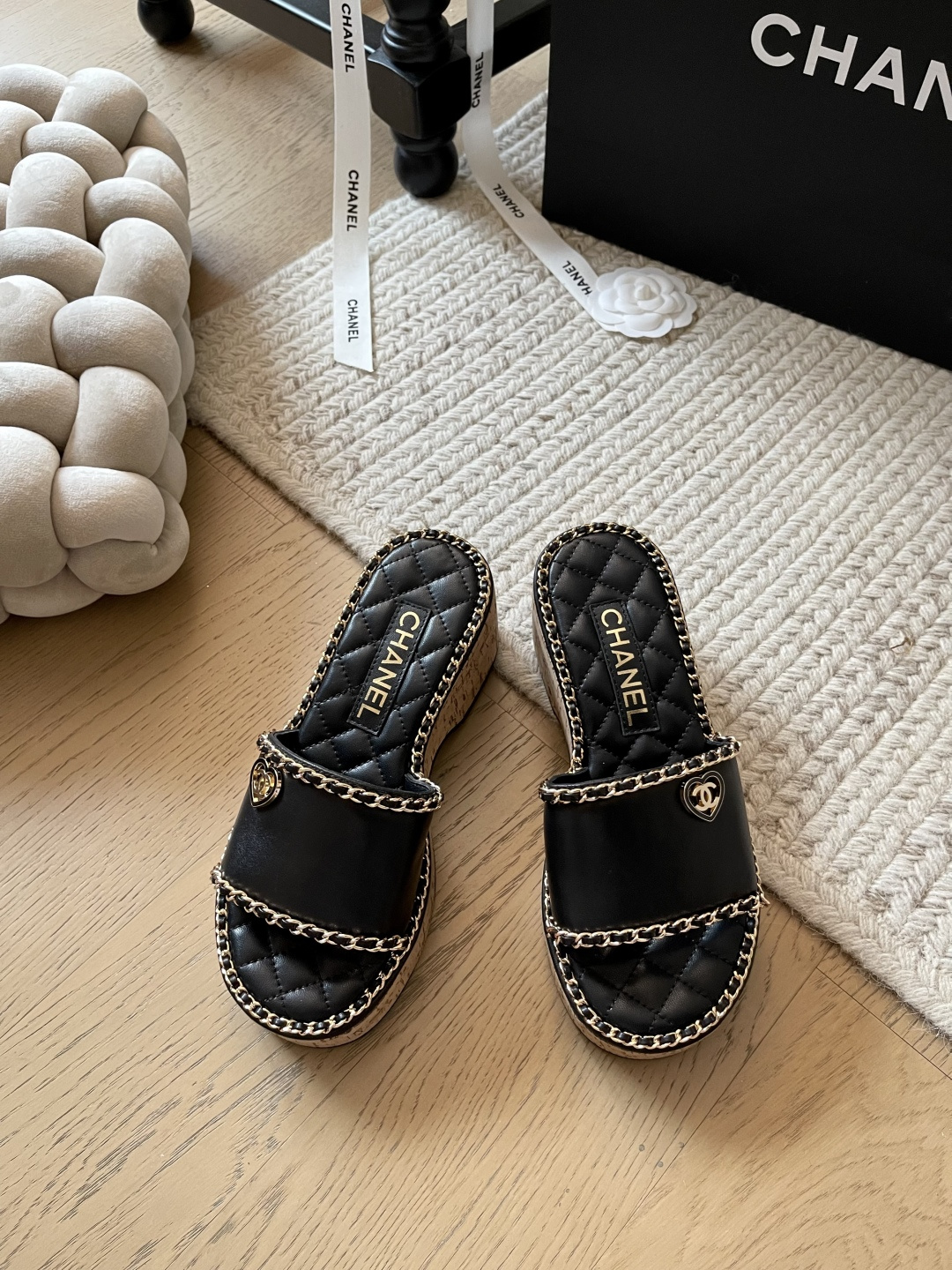 NO:170160,Chanel 25C early spring new chain sandals series!  Top version!  The entire series is available first. 11 pairs of counters. Those who like high-quality products come here. Upper cowhide/velvet inner sheepskin original outsole size 34-41 Customized non-return or replacement, slippers, chanel, slippers, cowhide, sheepskin19860909Chanel 25C早春新款链条凉拖系列！ 顶级版本！全系列抢先发售 专柜11对版 喜欢高品的看过来 鞋面牛皮/丝绒 内里羊皮 原版大底 码数34-41 定制不退不换,拖鞋,chanel,slippers,cowhide,sheepskin,Women's Shoes