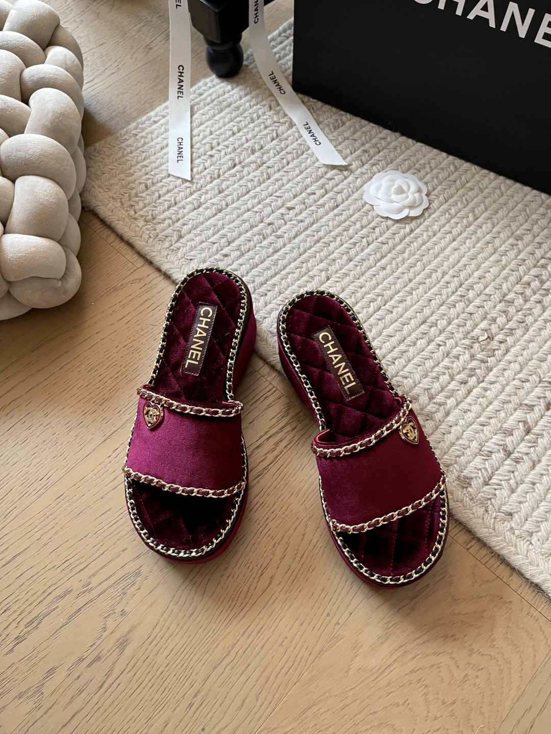 NO:170164,Chanel 25C early spring new chain sandals series!  Top version!  The entire series is available first. 11 pairs of counters. Those who like high-quality products come here. Upper cowhide/velvet inner sheepskin original outsole size 34-41 Customized non-return or replacement, slippers, chanel, slippers, cowhide, sheepskin19860909Chanel 25C早春新款链条凉拖系列！ 顶级版本！全系列抢先发售 专柜11对版 喜欢高品的看过来 鞋面牛皮/丝绒 内里羊皮 原版大底 码数34-41 定制不退不换,拖鞋,chanel,slippers,cowhide,sheepskin,Women's Shoes