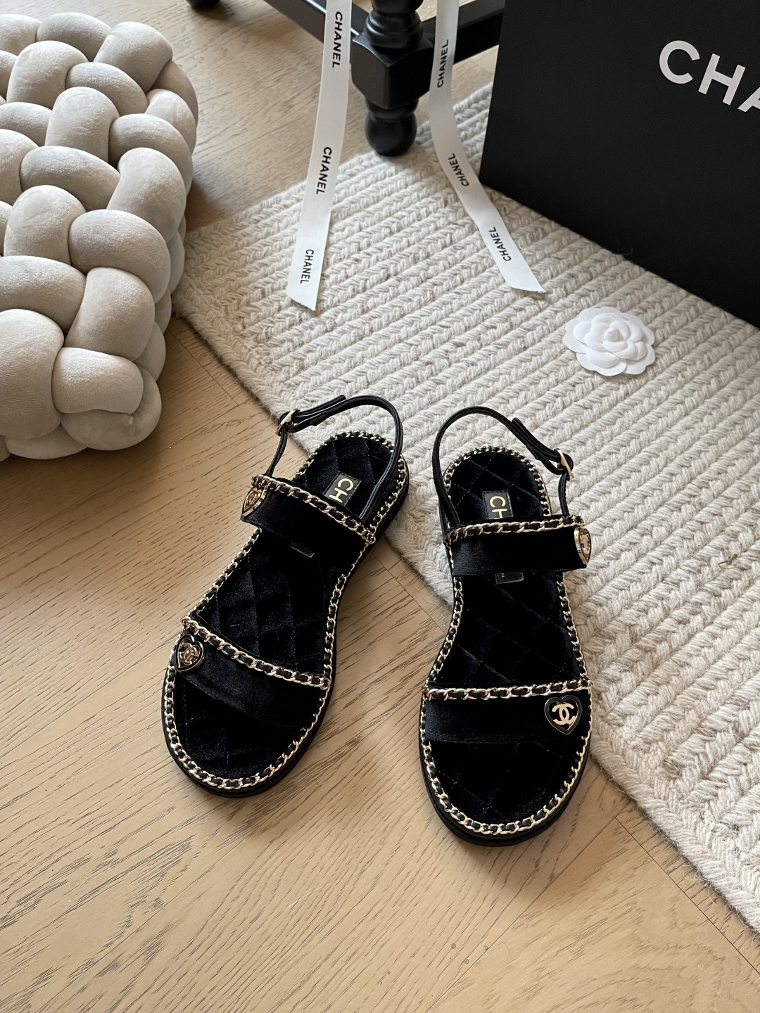 NO:241438,Chanel 25C early spring new chain sandals series!  Top version!  The entire series is available first. 11 pairs of counters. Those who like high-quality products come here. Upper cowhide/velvet inner sheepskin original outsole size 34-41 Customized non-return or replacement, slippers, chanel, slippers, cowhide, sheepskin19860909Chanel 25C早春新款链条凉拖系列！ 顶级版本！全系列抢先发售 专柜11对版 喜欢高品的看过来 鞋面牛皮/丝绒 内里羊皮 原版大底 码数34-41 定制不退不换,拖鞋,chanel,slippers,cowhide,sheepskin,Women's Shoes