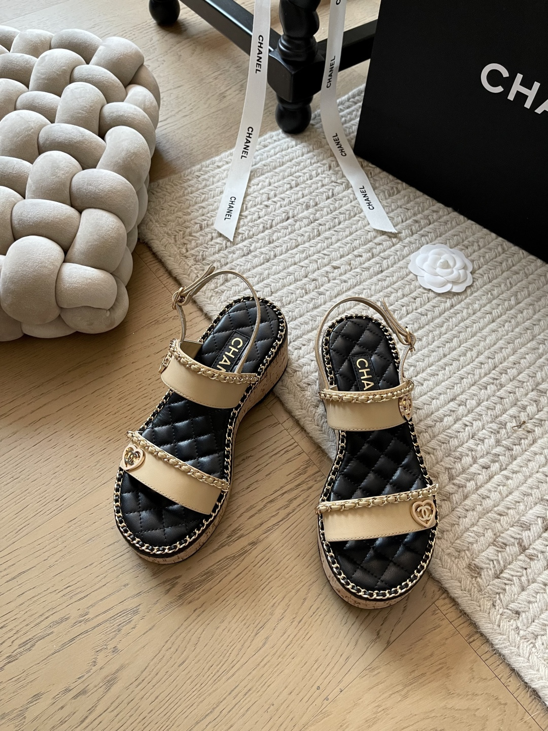 NO:170150,Chanel 25C early spring new chain sandals series!  Top version!  The entire series is available first. 11 pairs of counters. Those who like high-quality products come here. Upper cowhide/velvet inner sheepskin original outsole size 34-41 Customized non-return or replacement, sandals, chanel, sandals, cowhide, sheepskin19860909Chanel 25C早春新款链条凉拖系列！ 顶级版本！全系列抢先发售 专柜11对版 喜欢高品的看过来 鞋面牛皮/丝绒 内里羊皮 原版大底 码数34-41 定制不退不换,凉鞋,chanel,sandals,cowhide,sheepskin,Women's Shoes