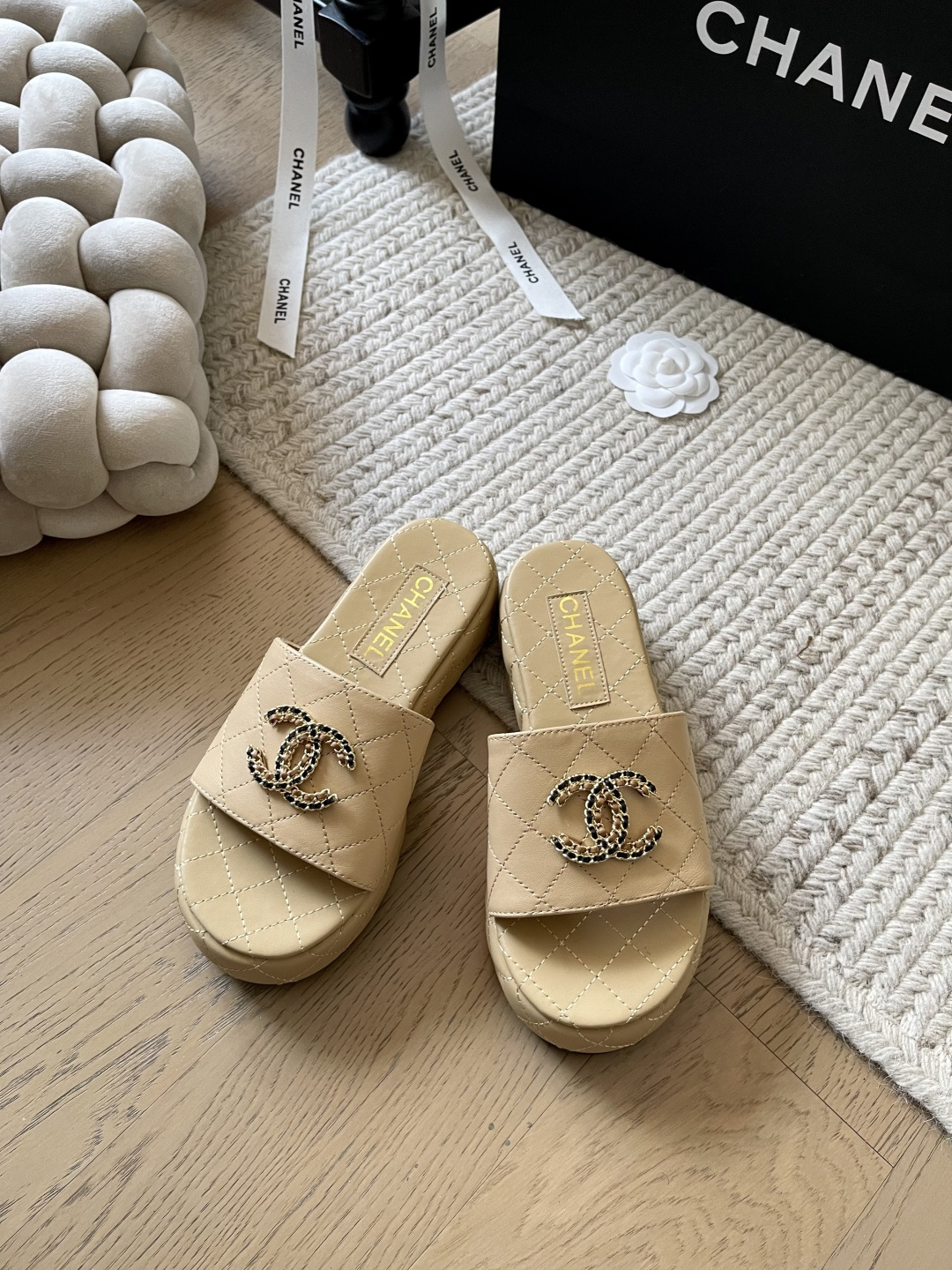 NO:170007,Chanel 25C early spring new thick-soled slipper series!  Top version!  First sale Fabric silk/sheepskin Original custom logo 5cm height increase and slimming Original anti-slip sole Size 34-41 Customized non-return or replacement, slippers, chanel, slippers, sheepskin, silk fabric19860909Chanel 25C早春新款厚底拖鞋系列！ 顶级版本！抢先发售 面料绸缎/羊皮 原版定制logo 5cm增高又显瘦 原版防滑大底 码数34-41 定制不退不换,拖鞋,chanel,slippers,sheepskin,silk fabric,Women's Shoes