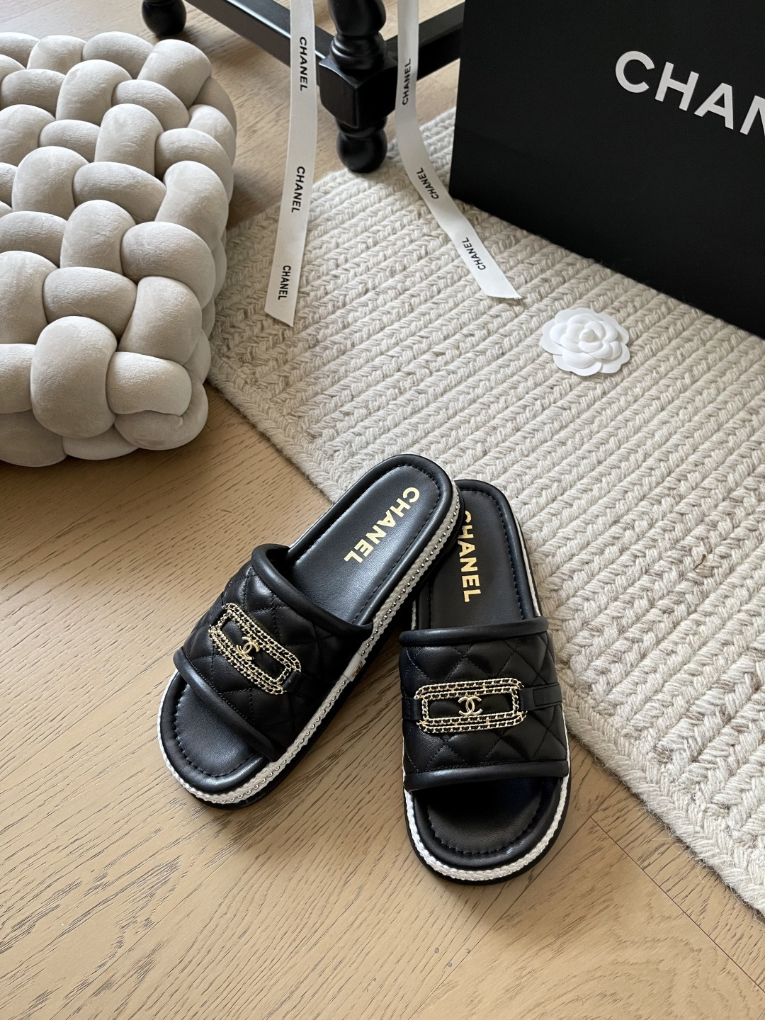 NO:170002,Chanel 25C early spring new pearl slipper series!  Top version!  Get ready for sale Fabric sheepskin Original custom logo Original anti-slip sole Size 34-41 Customized non-return or replacement, slippers, chanel, slippers, sheepskin19860909Chanel 25C早春新款珍珠拖鞋系列！ 顶级版本！抢先发售 面料羊皮 原版定制logo 原版防滑大底 码数34-41 定制不退不换,拖鞋,chanel,slippers,sheepskin,Women's Shoes