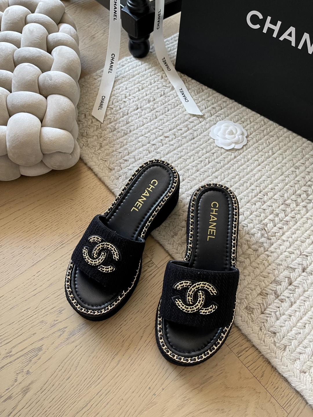 NO:173516,Chanel 25c early spring new chain sandals series!  Top version!  If you want to sell, please see the high-quality products. Upper cowhide, inner sheepskin, original non-slip sole. Size 34-41. Customized, no return or replacement. Slippers, chanel, sandals, slippers, cowhide, sheepskin19860909Chanel 25c早春新款链条凉鞋系列！ 顶级版本！抢先发售 要高货的看过来 鞋面牛皮 内里羊皮 原版防滑大底 码数34-41 定制不退不换,拖鞋,chanel,sandals,slippers,cowhide,sheepskin,Women's Shoes
