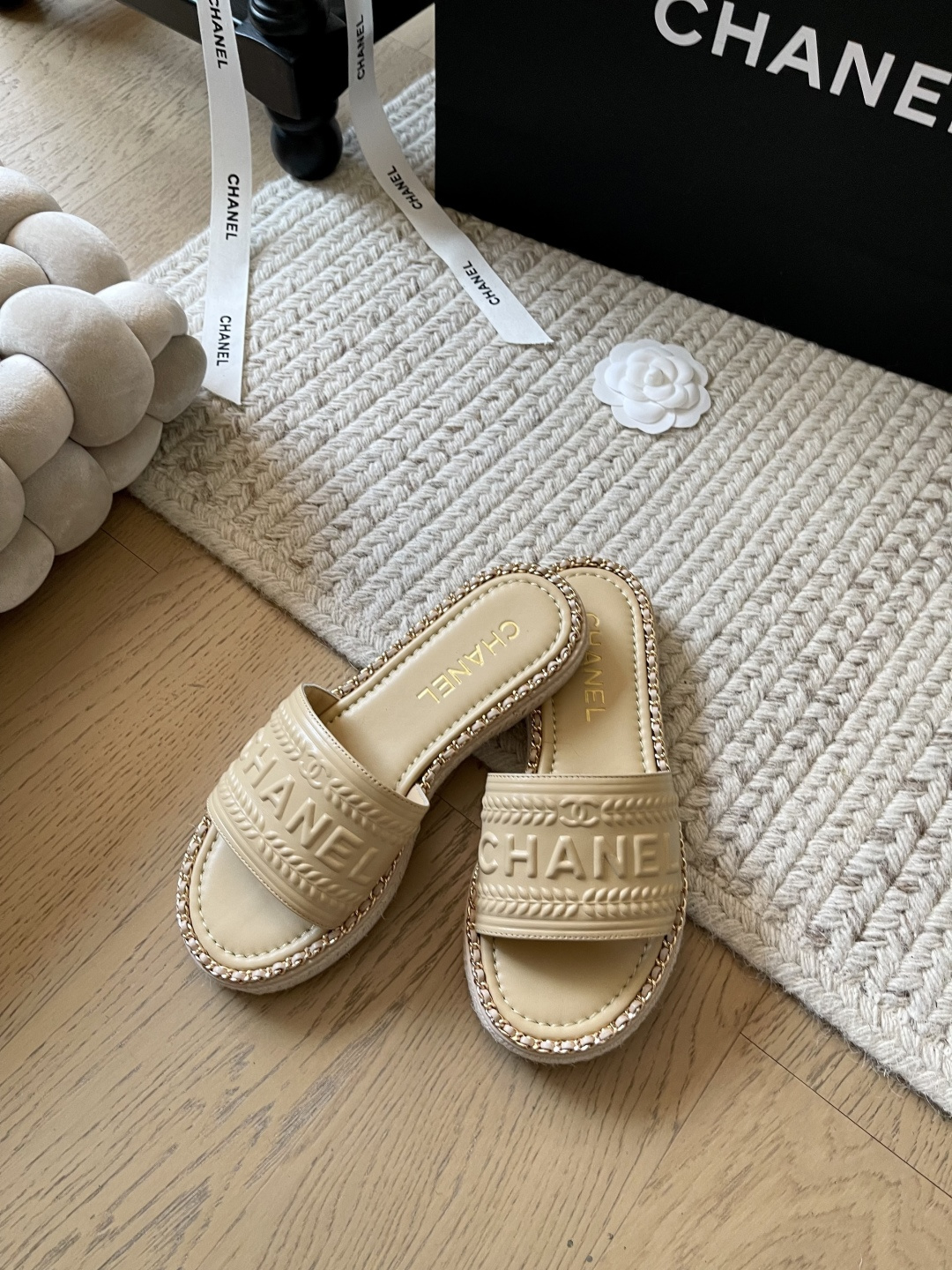 NO:173497,Chanel 25c early spring new chain sandals series!  Top version!  If you want to sell, please see the high-quality products. Upper cowhide, inner sheepskin, original non-slip sole. Size 34-41. Customized, no return or replacement. Slippers, chanel, sandals, slippers, cowhide, sheepskin19860909Chanel 25c早春新款链条凉鞋系列！ 顶级版本！抢先发售 要高货的看过来 鞋面牛皮 内里羊皮 原版防滑大底 码数34-41 定制不退不换,拖鞋,chanel,sandals,slippers,cowhide,sheepskin,Women's Shoes