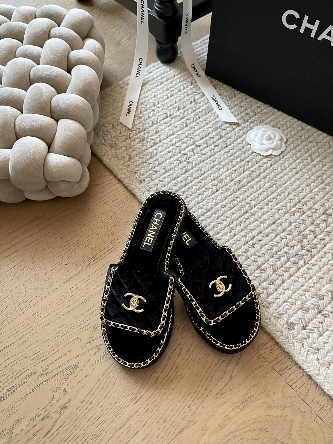 NO:241442,Chanel 25c early spring new schoolbag buckle chain sandal series!  Top version!  If you want to sell, please see the high-quality products. Upper cowhide, inner sheepskin, original non-slip sole. Size 34-41. Customized, no return or replacement. Slippers, chanel, sandals, slippers, cowhide, sheepskin19860909Chanel 25c早春新款书包扣链条凉鞋系列！ 顶级版本！抢先发售 要高货的看过来 鞋面牛皮 内里羊皮 原版防滑大底 码数34-41 定制不退不换,拖鞋,chanel,sandals,slippers,cowhide,sheepskin,Women's Shoes
