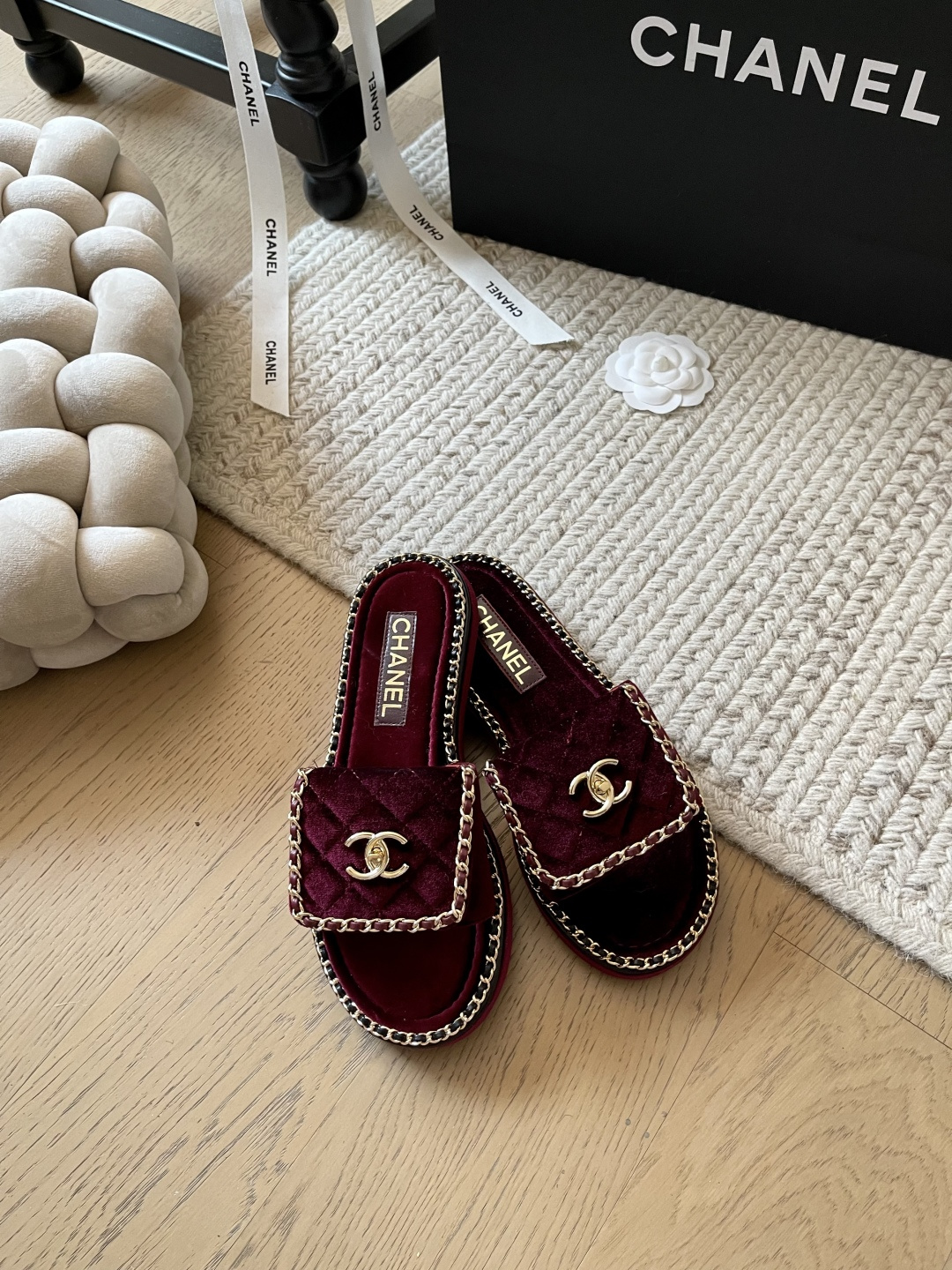 NO:173500,Chanel 25c early spring new schoolbag buckle chain sandal series!  Top version!  If you want to sell, please see the high-quality products. Upper cowhide, inner sheepskin, original non-slip sole. Size 34-41. Customized, no return or replacement. Slippers, chanel, sandals, slippers, cowhide, sheepskin19860909Chanel 25c早春新款书包扣链条凉鞋系列！ 顶级版本！抢先发售 要高货的看过来 鞋面牛皮 内里羊皮 原版防滑大底 码数34-41 定制不退不换,拖鞋,chanel,sandals,slippers,cowhide,sheepskin,Women's Shoes