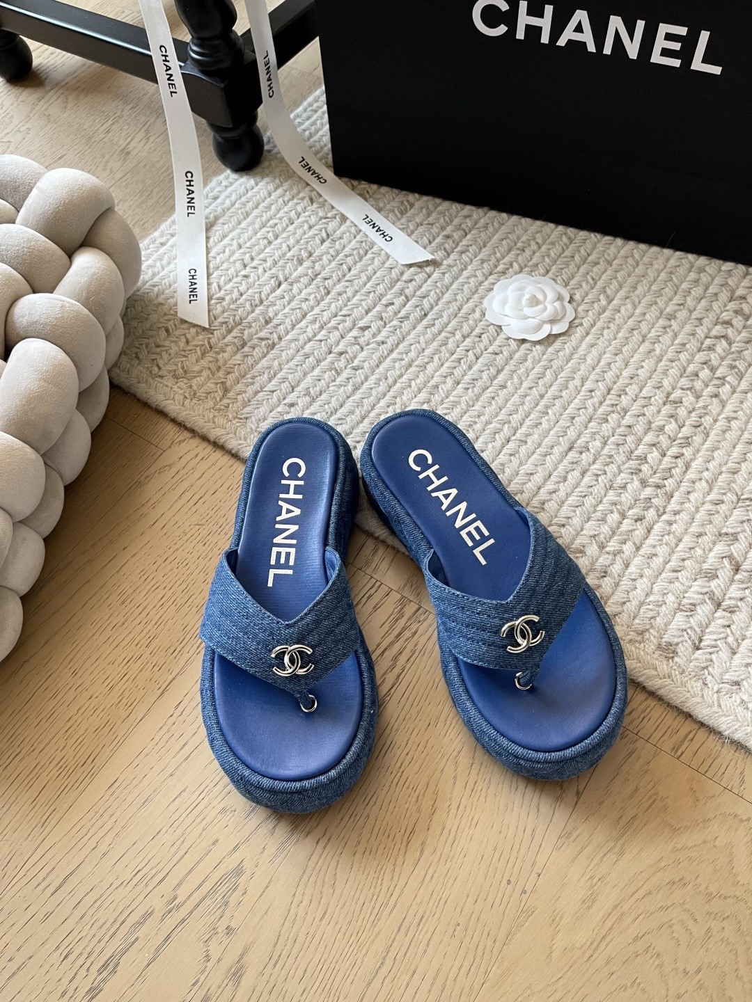 NO:173503,Chanel 25c early spring new thick-sole flip flops!  Top version!  First-hand sale ~ A very difficult shoe to buy, closed eyes, upper sheepskin/densing denim surface, footbed sheepskin, original rubber foam sole, size 34-41, customized non-return, slippers, chanel, slippers, sheepskin19860909Chanel 25c早春新款厚底人字拖！ 顶级版本！ 抢先发售~ 非常难买到的一款鞋子 闭眼入 鞋面羊皮/丹宁牛仔面 垫脚羊皮 原版橡胶发泡底 码数34-41 定制不退换,拖鞋,chanel,slippers,sheepskin,Women's Shoes