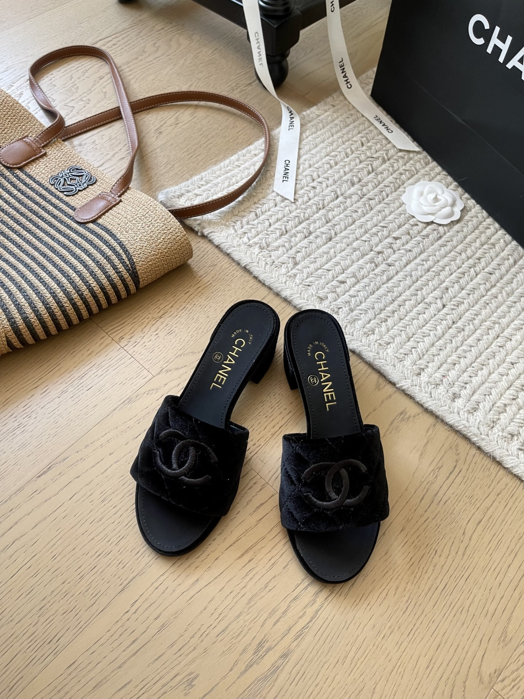 NO:257748,Chanel 25C early spring new slipper series!  Top version!  First-time sale very good-looking series Heel high flat sole/4cm upper fleece/sheepskin footbed sheepskin genuine leather outsole Size 34-41 Customized non-return or replacement, slippers, chanel, slippers, sheepskin, Leather soles19860909Chanel 25C早春新款拖鞋系列！ 顶级版本！ 抢先发售 非常好看系列 跟高平底/4cm 鞋面绒/羊皮 垫脚羊皮 真皮大底 码数34-41 定制不退不换,拖鞋,chanel,slippers,sheepskin,Leather soles,Women's Shoes