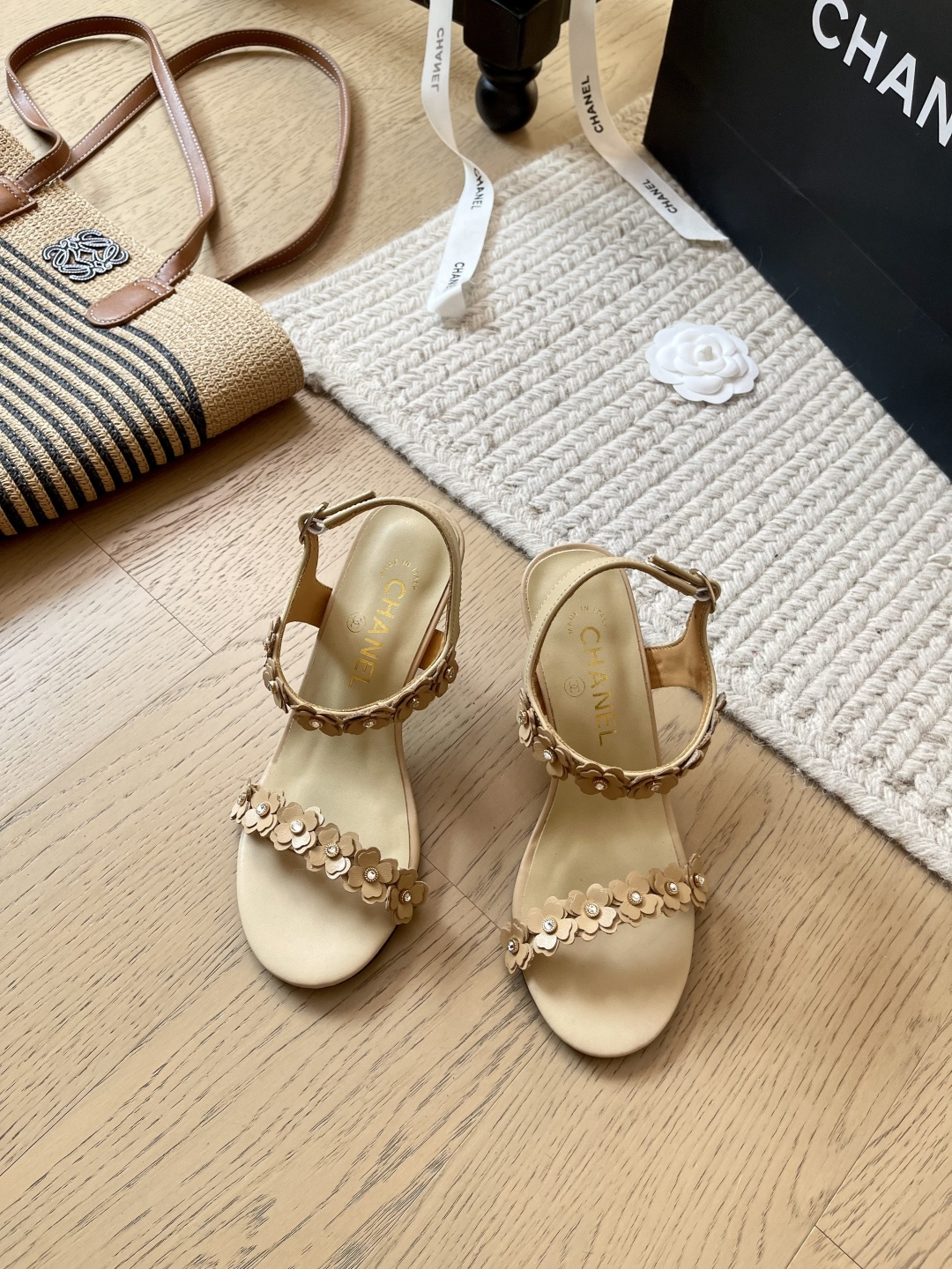 NO:257702,Chanel 25c early spring new camellia sandals!  Top version!  First release Original custom rhinestones sheepskin leather outsole Increased height by 6/8cm Size 34-41 Customized non-return or replacement, sandals, chanel, sandals, sheepskin, Leather soles19860909Chanel 25c早春新款山茶花凉鞋！ 顶级版本！抢先发售 原版定制水钻 羊皮 真皮大底 增高6/8cm 码数34-41 定制不退不换,凉鞋,chanel,sandals,sheepskin,Leather soles,Women's Shoes