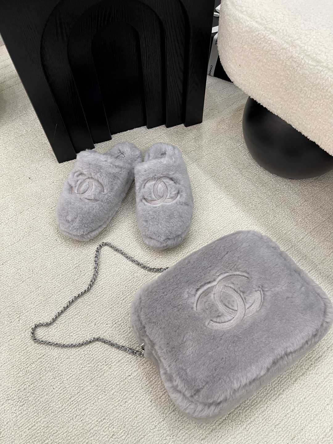 NO:544297,Purchase grade bag 200 shoes *||2025B [Top high-end quality of large factories] 35, 36, 37, 38, 39, (34/40/41/42 Need to customize and communicate with customer service), semi-dragged fur shoes19860909代购级 包包 200鞋 *||2025B【大厂顶级高端品质】 35、36、37、38、39、(34/40/41/42 需要定做跟客服♂沟通),半拖毛毛鞋,Women's Shoes