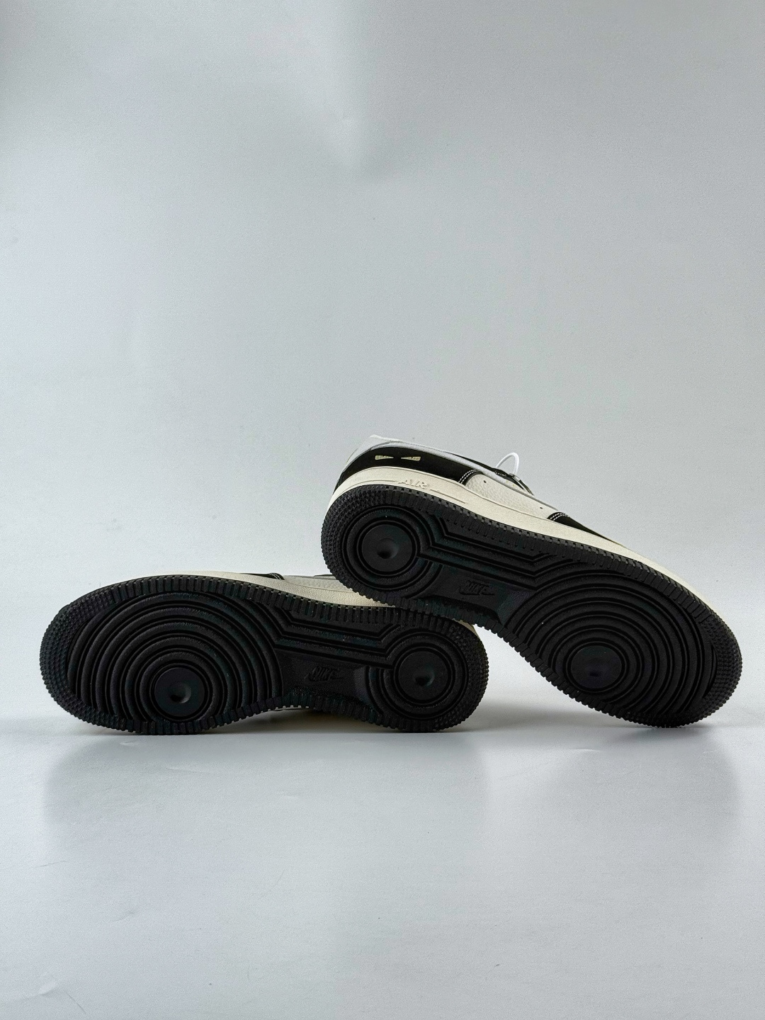 Nike Air Force 1 Low 07 x FENDI 黑白小勾满天星 DX1888-099