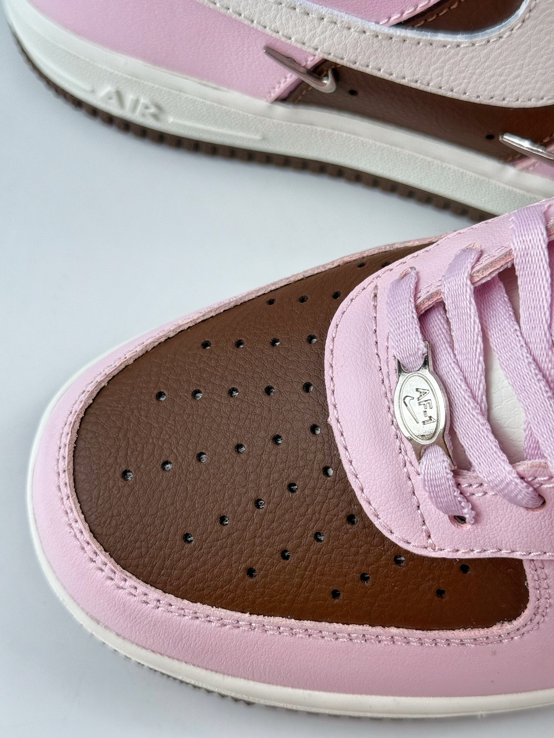 Nike Air Force 1 Low 07 粉棕白四小勾 IO7595-211