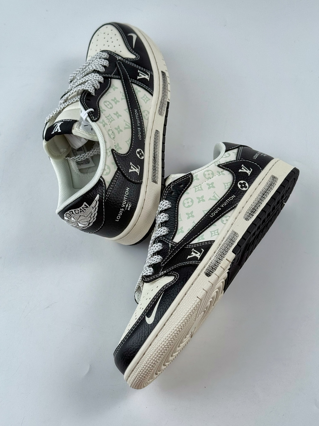 Travis Scott x Nike Air Jordan 1 Low x Louis Vuitton Air Jordan 1 Low 反转黑白小勾满天星倒钩纯原版本 CX5050-Y29