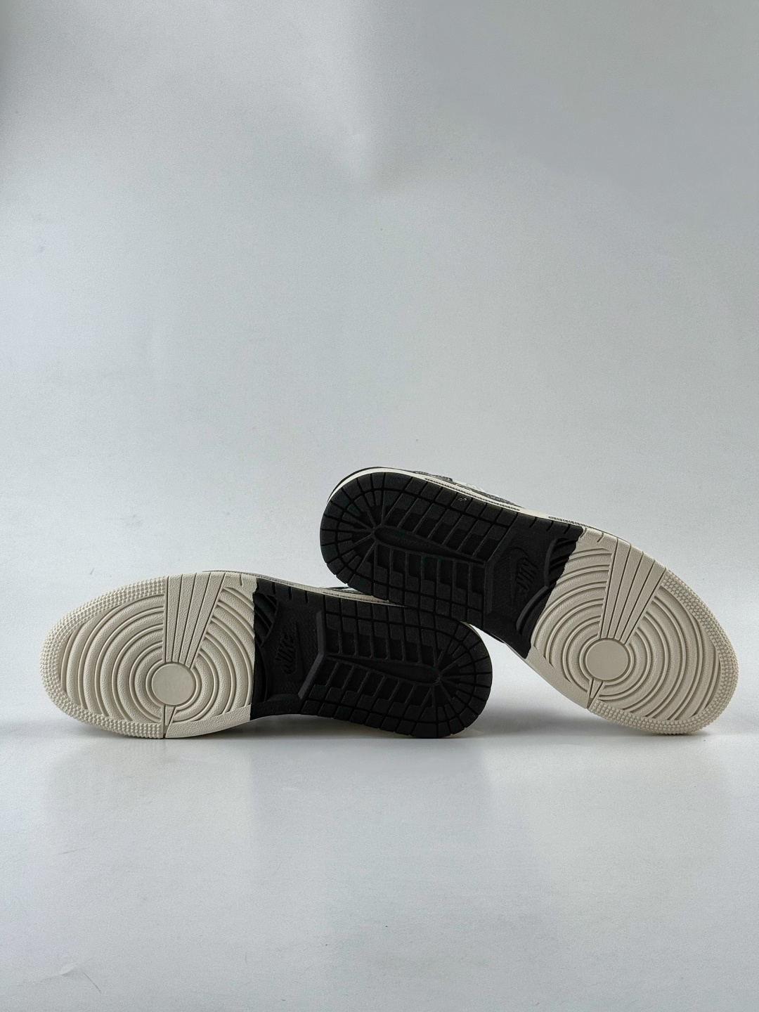 Travis Scott x Nike Air Jordan 1 Low x Louis Vuitton Air Jordan 1 Low 反转黑白小勾满天星倒钩纯原版本 CX5050-Y29