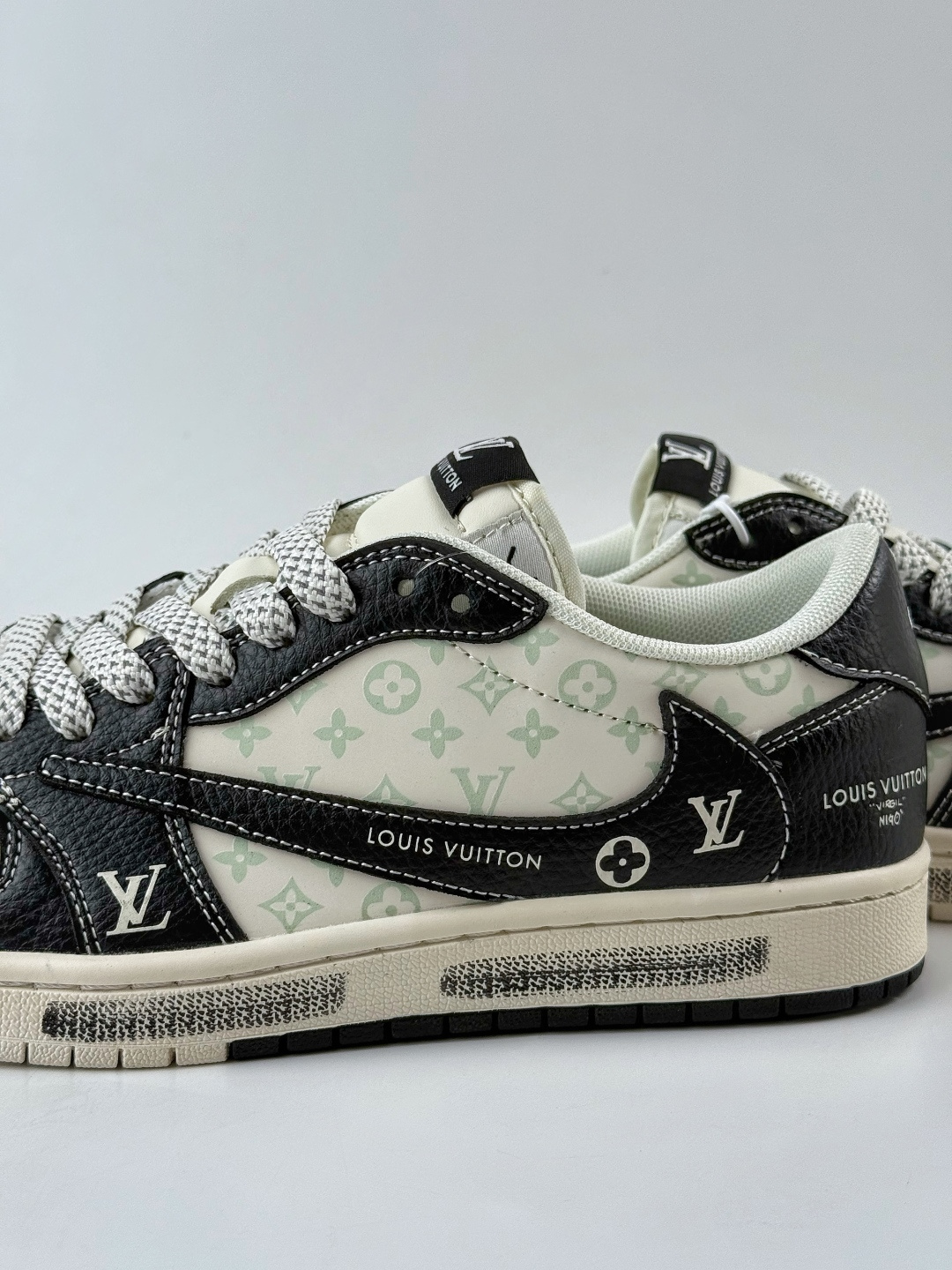 Travis Scott x Nike Air Jordan 1 Low x Louis Vuitton Air Jordan 1 Low 反转黑白小勾满天星倒钩纯原版本 CX5050-Y29