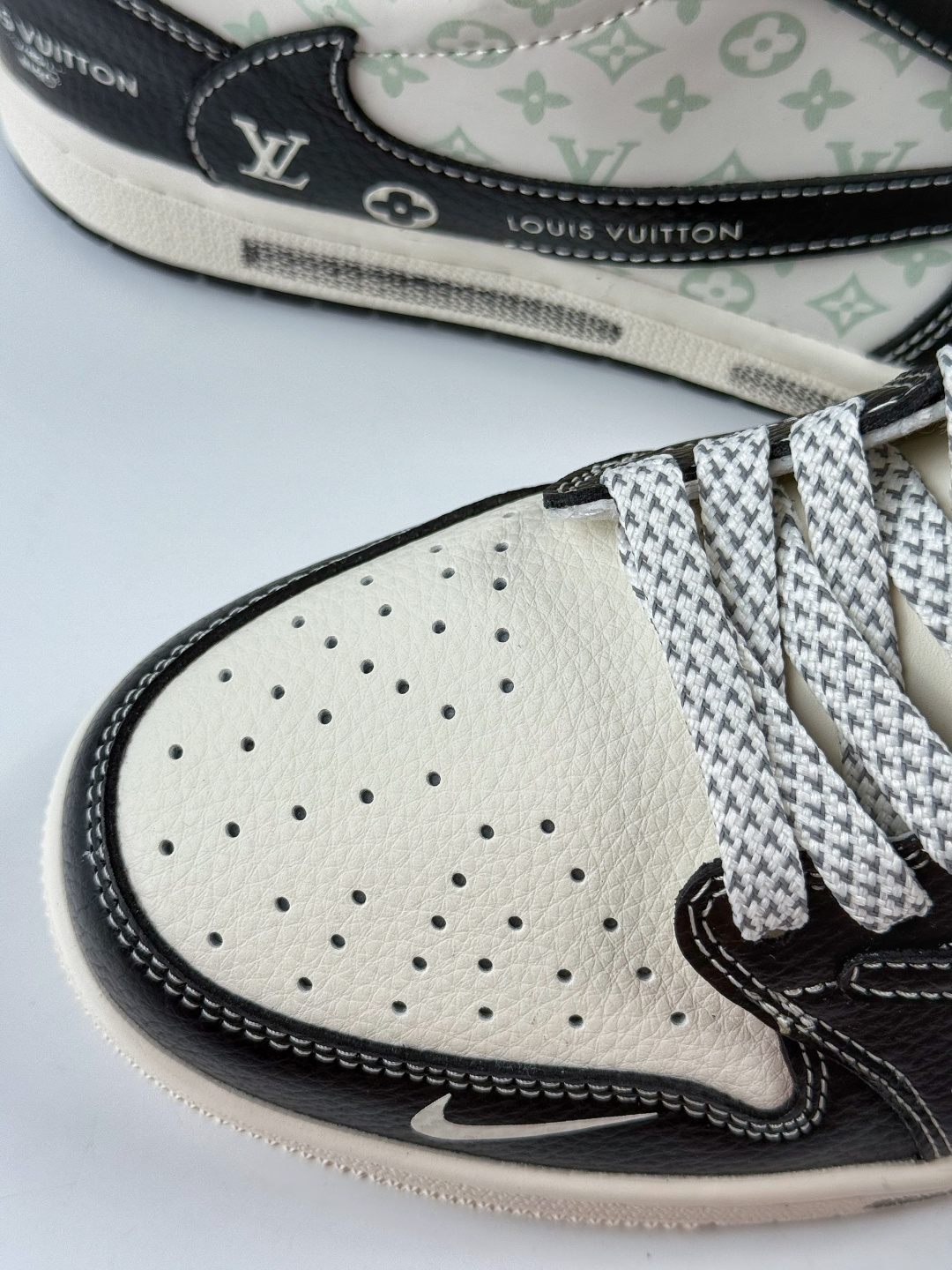 Travis Scott x Nike Air Jordan 1 Low x Louis Vuitton Air Jordan 1 Low 反转黑白小勾满天星倒钩纯原版本 CX5050-Y29