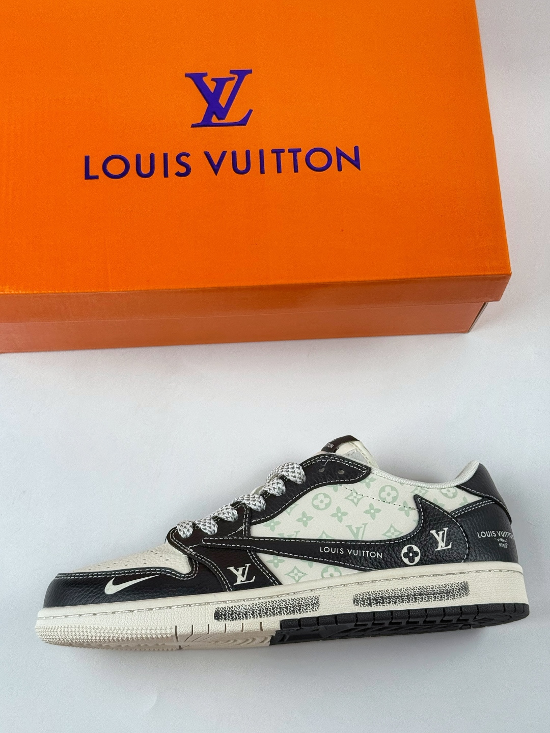 Travis Scott x Nike Air Jordan 1 Low x Louis Vuitton Air Jordan 1 Low 反转黑白小勾满天星倒钩纯原版本 CX5050-Y29