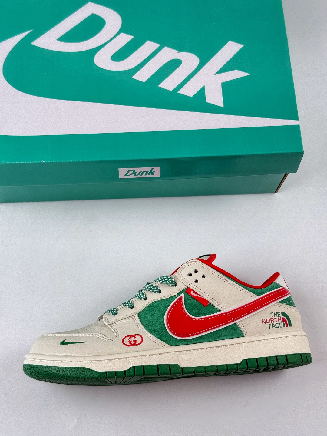 Nike SB Dunk Low x GUCCI x The North Face 白绿红小勾满天星 DG1988-011-莆田鞋,莆田鞋货源,高仿鞋,高仿鞋货源,安福档口,莆田高仿鞋,莆田鞋批发,高仿鞋批发,莆田高仿运动鞋,高仿运动鞋,莆田运动鞋 Nike SB Dunk Low x GUCCI x The North Face 白绿红小勾满天星 DG1988-011