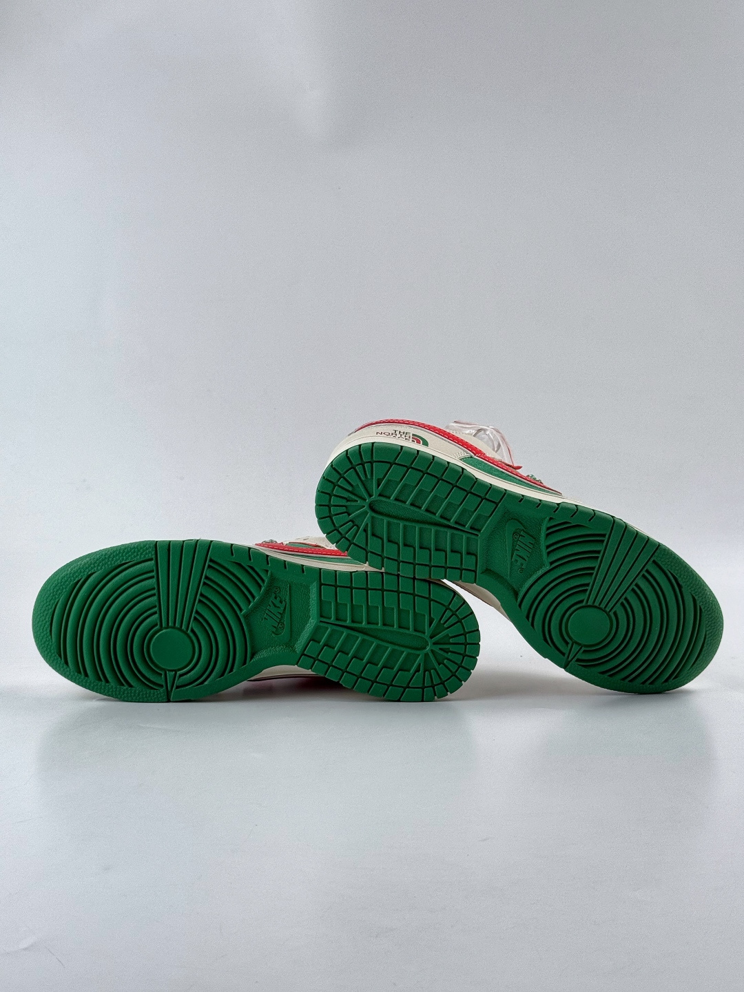 Nike SB Dunk Low x GUCCI x The North Face 白绿红小勾满天星 DG1988-011-莆田鞋,莆田鞋货源,高仿鞋,高仿鞋货源,安福档口,莆田高仿鞋,莆田鞋批发,高仿鞋批发,莆田高仿运动鞋,高仿运动鞋,莆田运动鞋 Nike SB Dunk Low x GUCCI x The North Face 白绿红小勾满天星 DG1988-011