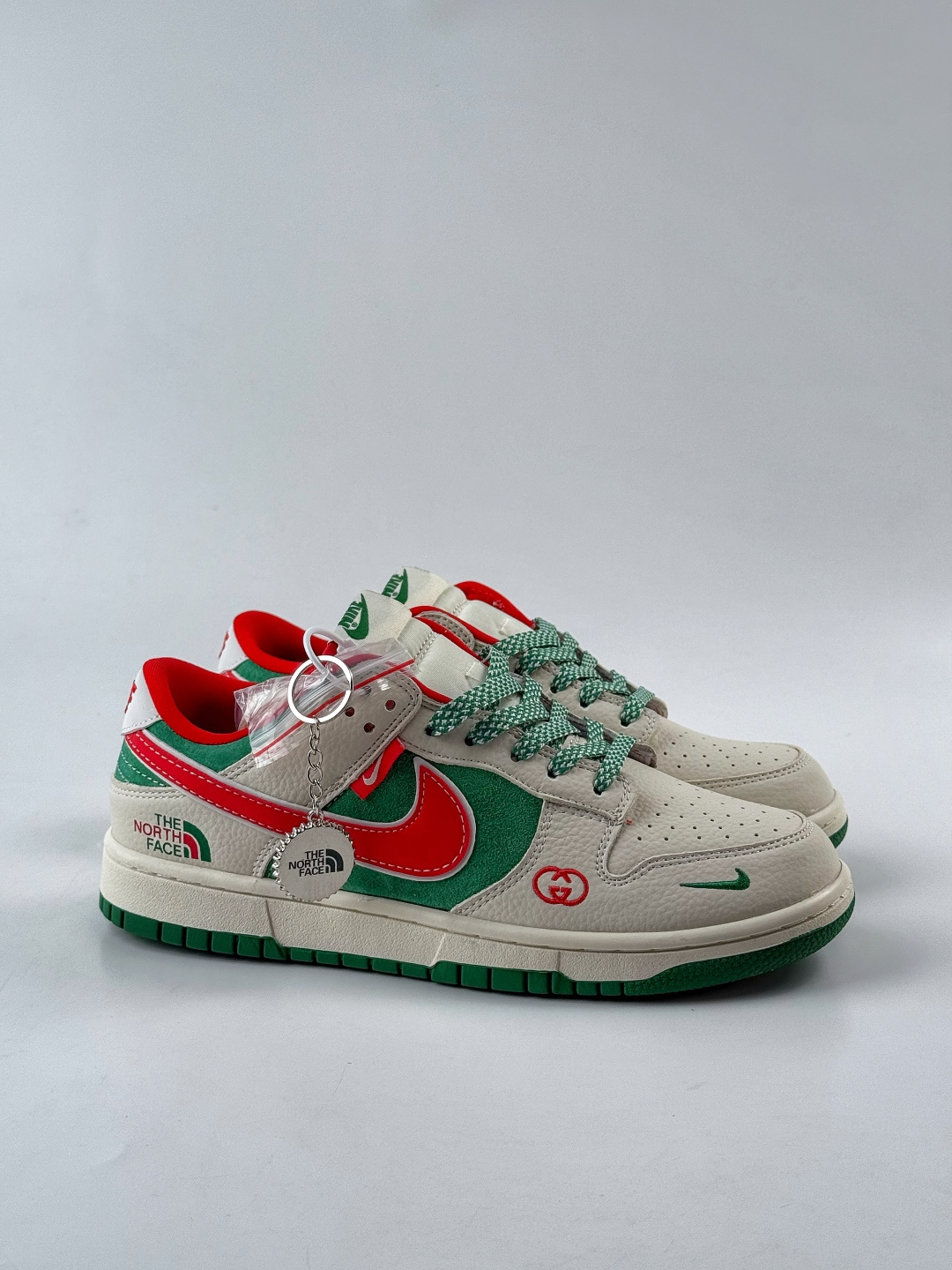 Nike SB Dunk Low x GUCCI x The North Face 白绿红小勾满天星 DG1988-011-莆田鞋,莆田鞋货源,高仿鞋,高仿鞋货源,安福档口,莆田高仿鞋,莆田鞋批发,高仿鞋批发,莆田高仿运动鞋,高仿运动鞋,莆田运动鞋 Nike SB Dunk Low x GUCCI x The North Face 白绿红小勾满天星 DG1988-011