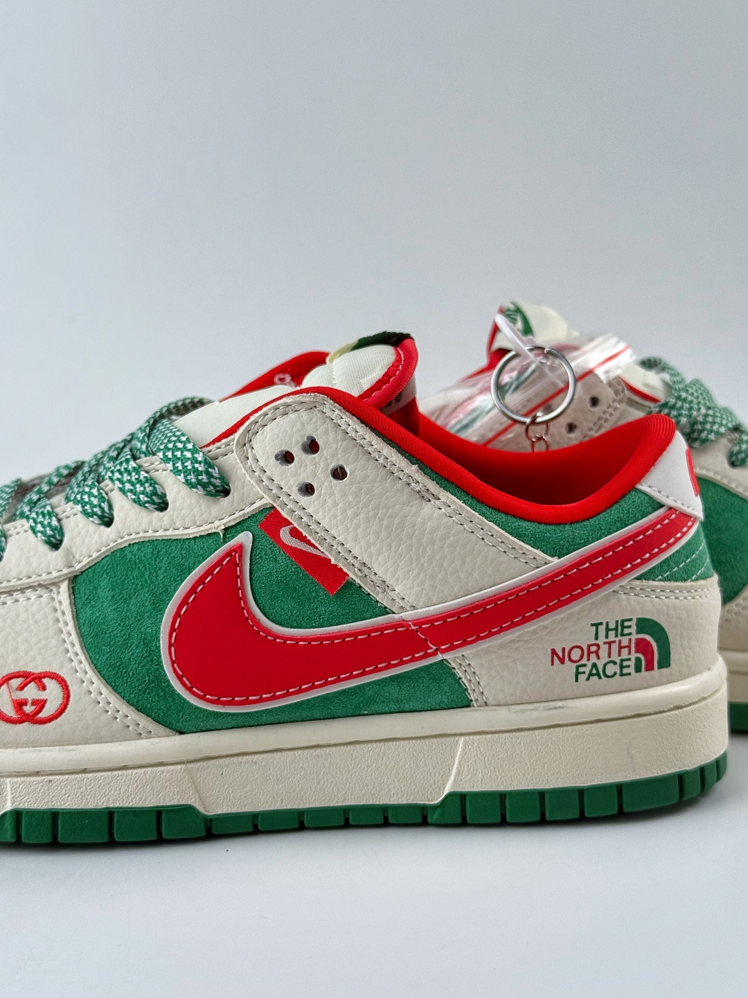 Nike SB Dunk Low x GUCCI x The North Face 白绿红小勾满天星 DG1988-011-莆田鞋,莆田鞋货源,高仿鞋,高仿鞋货源,安福档口,莆田高仿鞋,莆田鞋批发,高仿鞋批发,莆田高仿运动鞋,高仿运动鞋,莆田运动鞋 Nike SB Dunk Low x GUCCI x The North Face 白绿红小勾满天星 DG1988-011