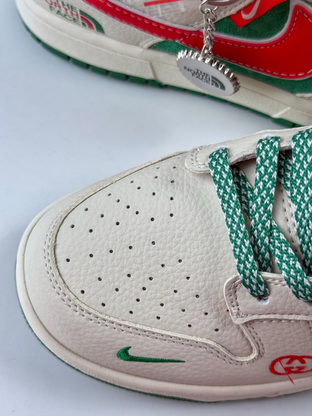 Nike SB Dunk Low x GUCCI x The North Face 白绿红小勾满天星 DG1988-011-莆田鞋,莆田鞋货源,高仿鞋,高仿鞋货源,安福档口,莆田高仿鞋,莆田鞋批发,高仿鞋批发,莆田高仿运动鞋,高仿运动鞋,莆田运动鞋 Nike SB Dunk Low x GUCCI x The North Face 白绿红小勾满天星 DG1988-011
