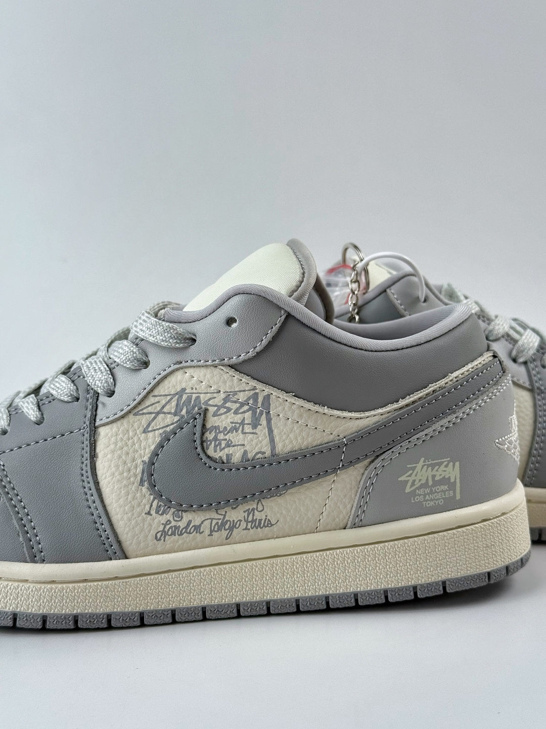 230 Nike Jordan Air Jordan 1 x Stussy 灰白小勾 QD1988-006