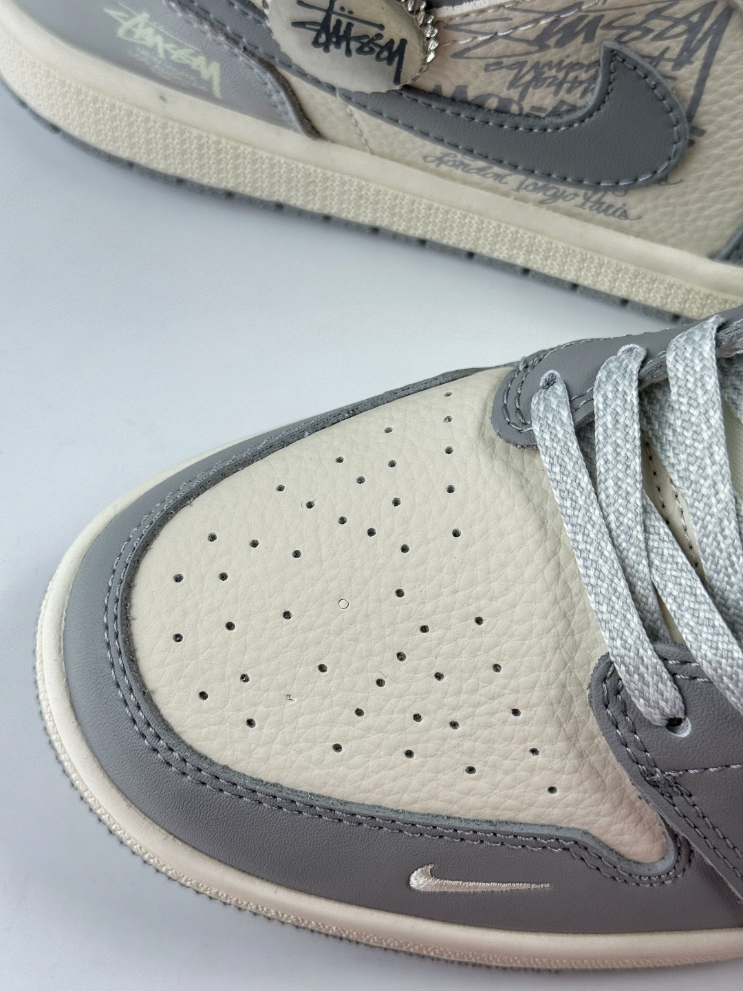 230 Nike Jordan Air Jordan 1 x Stussy 灰白小勾 QD1988-006
