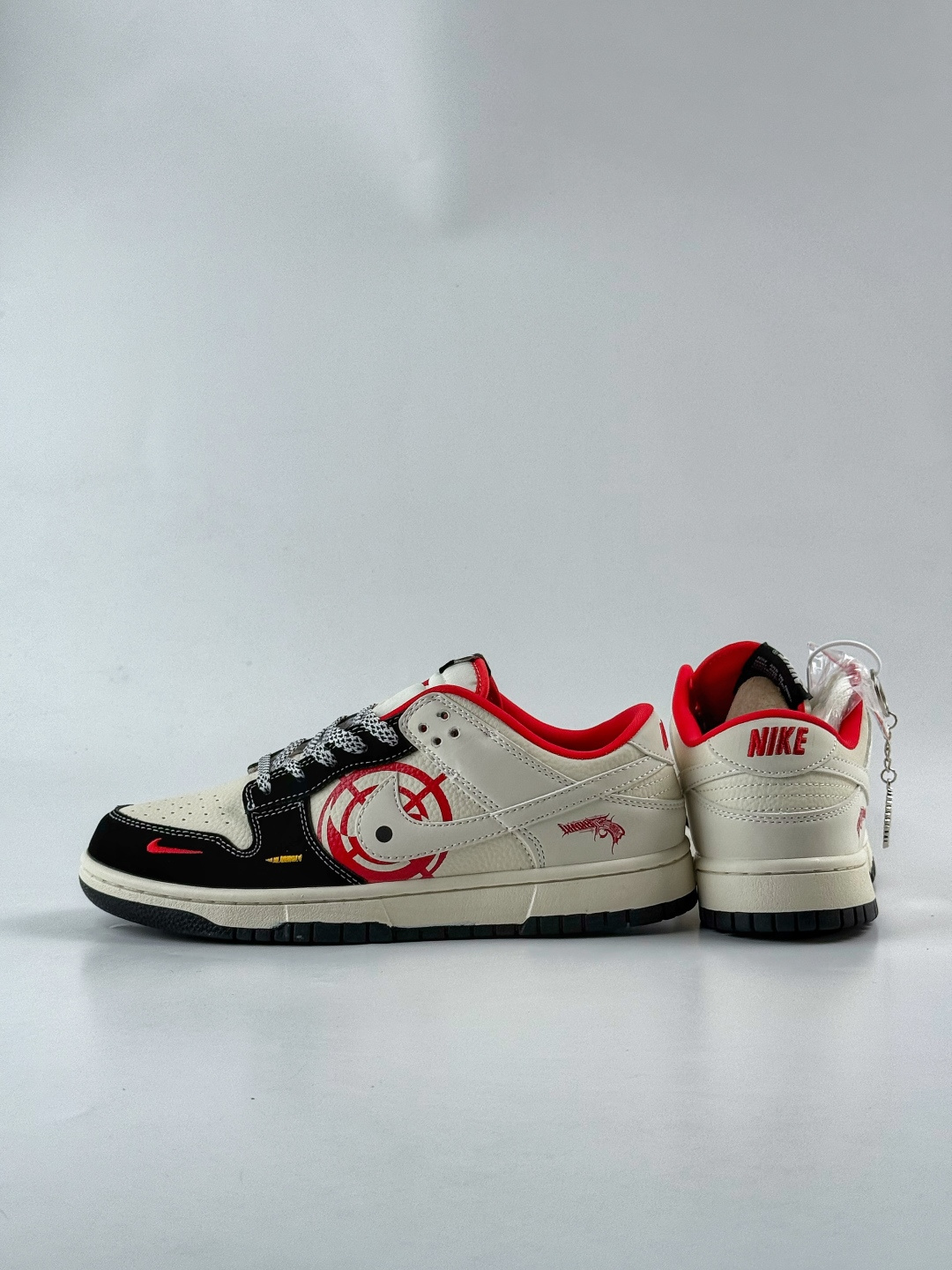 230 Nike SB Dunk Low 左轮图案 黑白红小勾满天星 SR8888-010