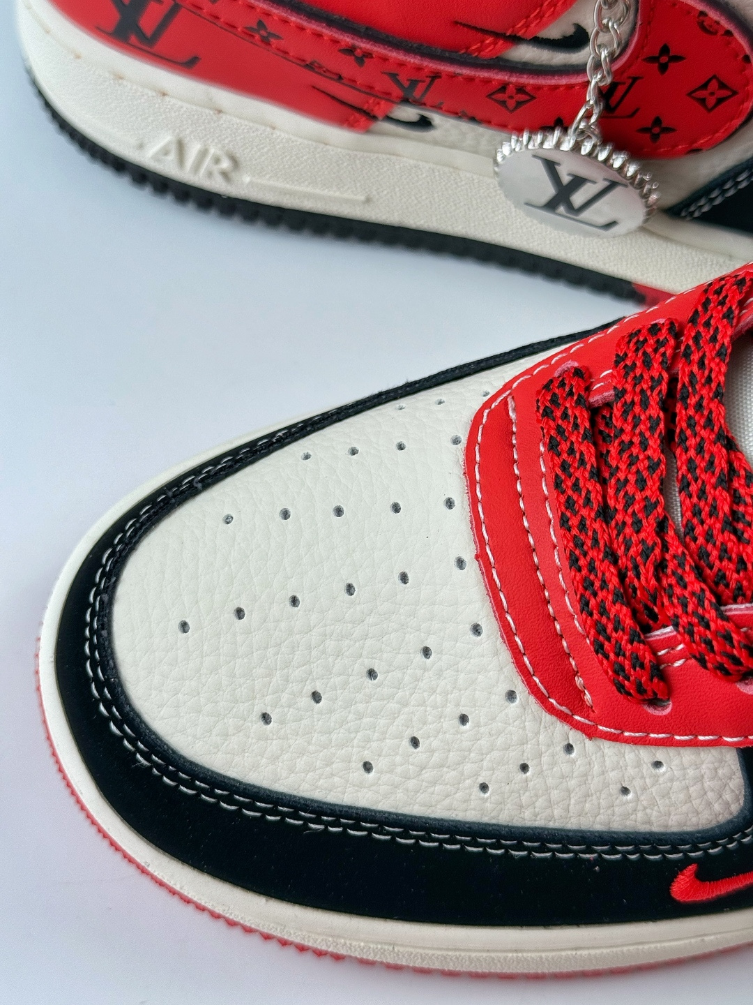 210 Nike Air Force 1 Low 07 x Louis Vuitton 黑白红三小勾满天星 KJ1688-016