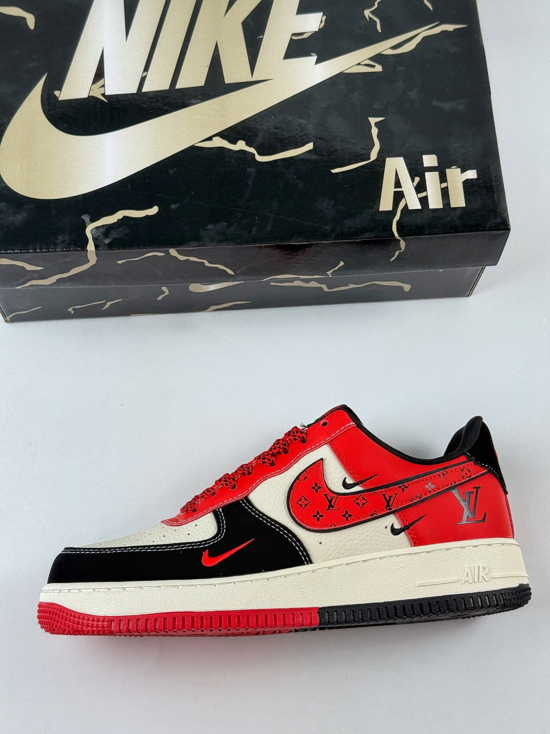 210 Nike Air Force 1 Low 07 x Louis Vuitton 黑白红三小勾满天星 KJ1688-016