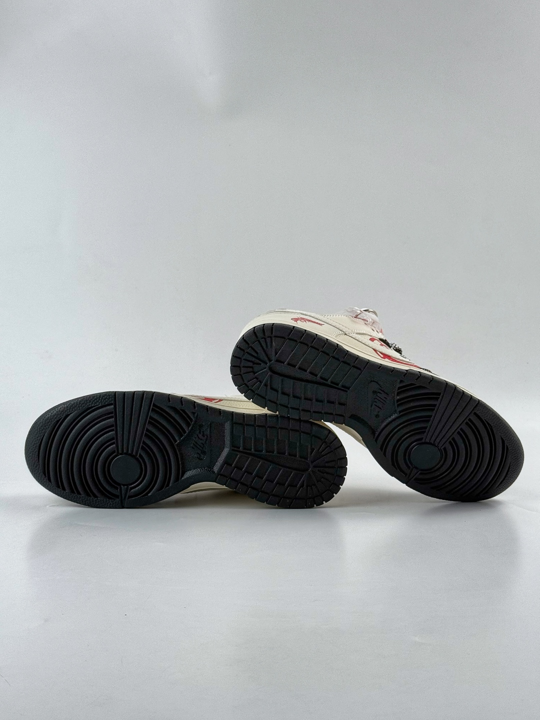 230 Nike SB Dunk Low 左轮图案 黑白红小勾满天星 SR8888-010