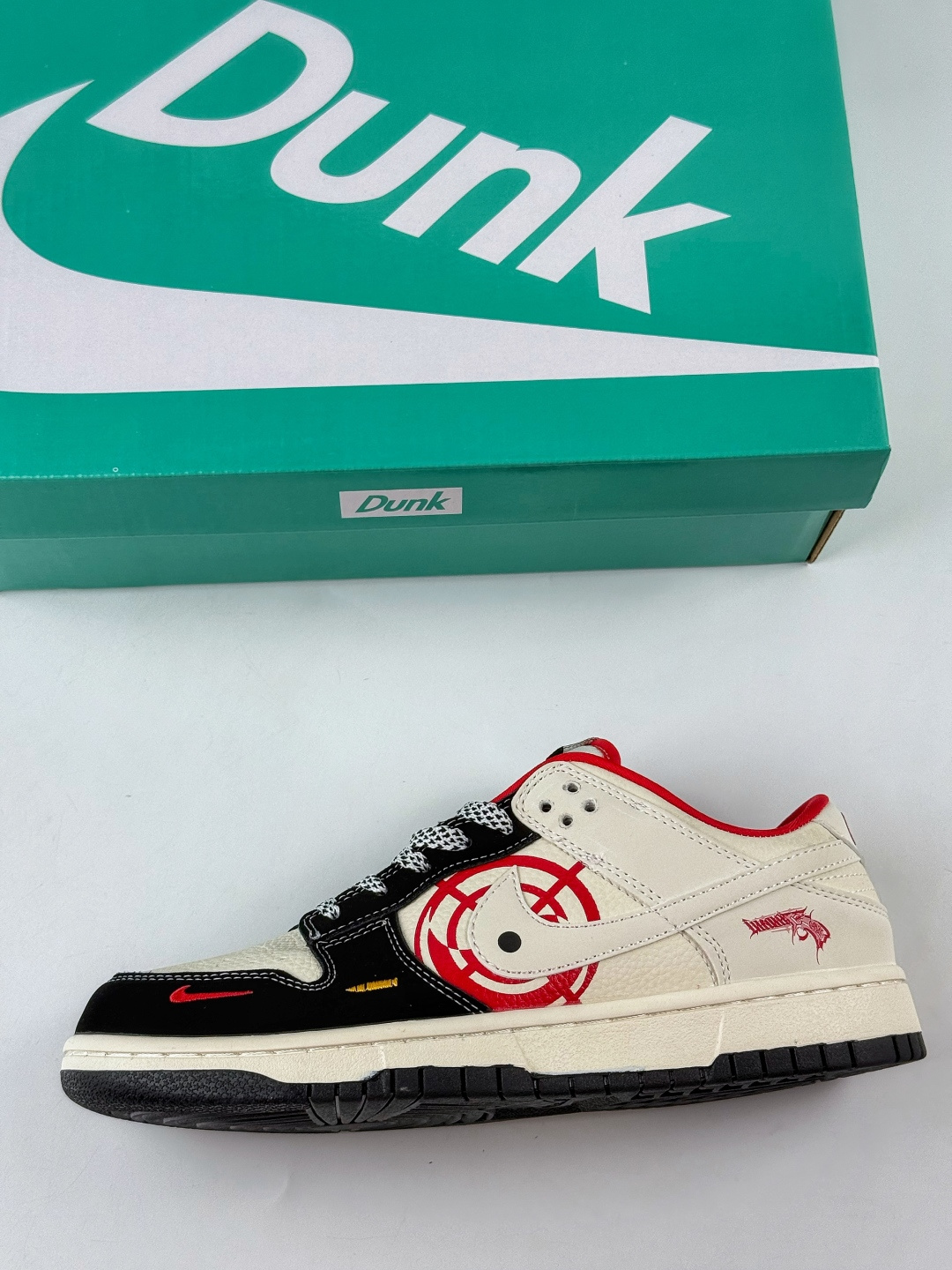 230 Nike SB Dunk Low 左轮图案 黑白红小勾满天星 SR8888-010