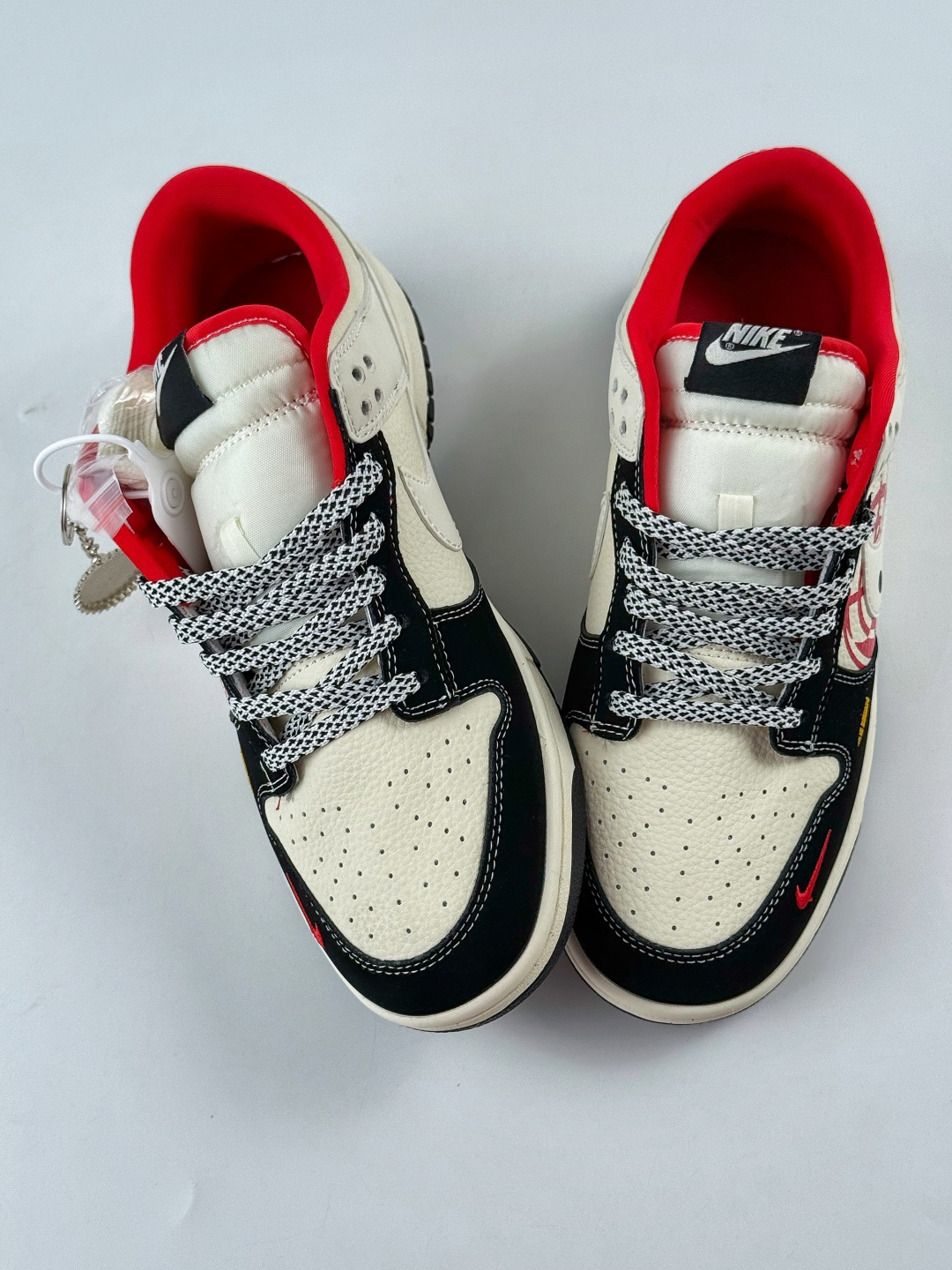 230 Nike SB Dunk Low 左轮图案 黑白红小勾满天星 SR8888-010