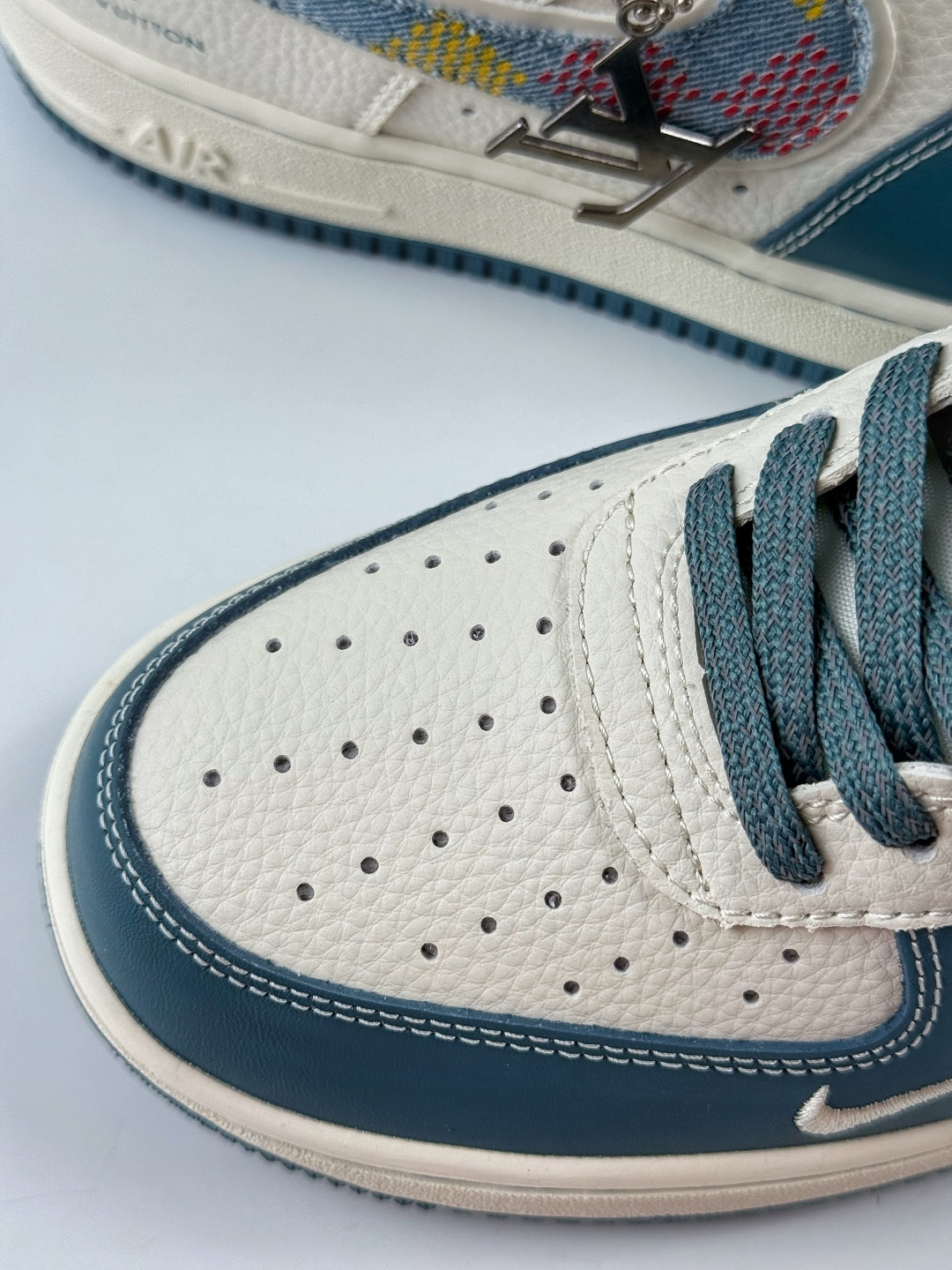 220 Nike Air Force 1 Low 07 x Louis Vuitton 蓝白小勾 DD1982-301