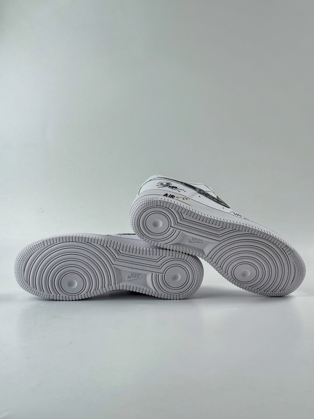 180 Nike Air Force 1 Low 07 白黑涂鸦 FV5159-111