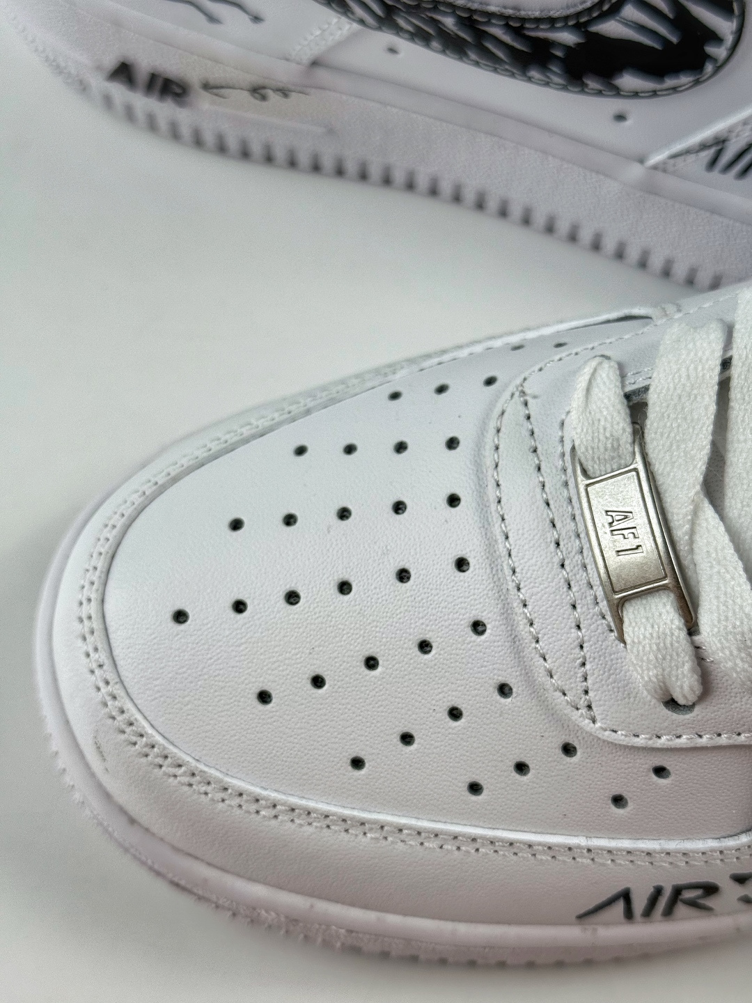 180 Nike Air Force 1 Low 07 白黑涂鸦 FV5159-111