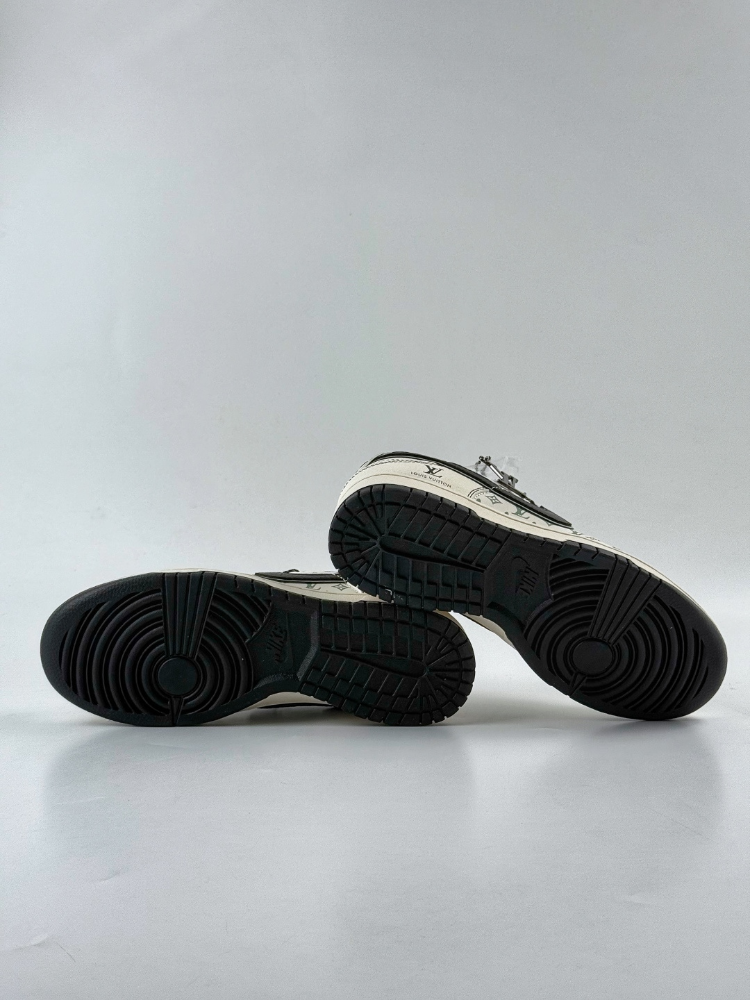 230 Nike SB Dunk Low x Louis Vuitton 白黑双小勾满天星 HH7518-095
