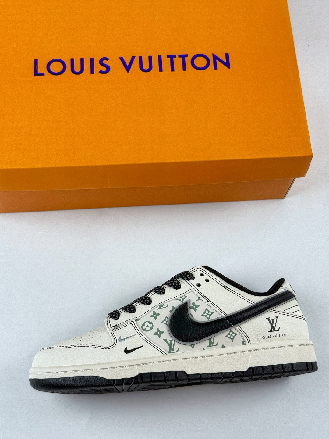 230 Nike SB Dunk Low x Louis Vuitton 白黑双小勾满天星 HH7518-095