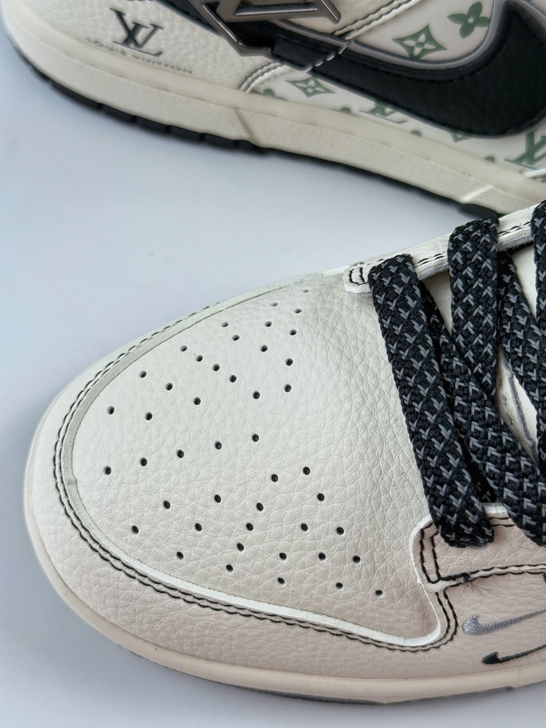 230 Nike SB Dunk Low x Louis Vuitton 白黑双小勾满天星 HH7518-095