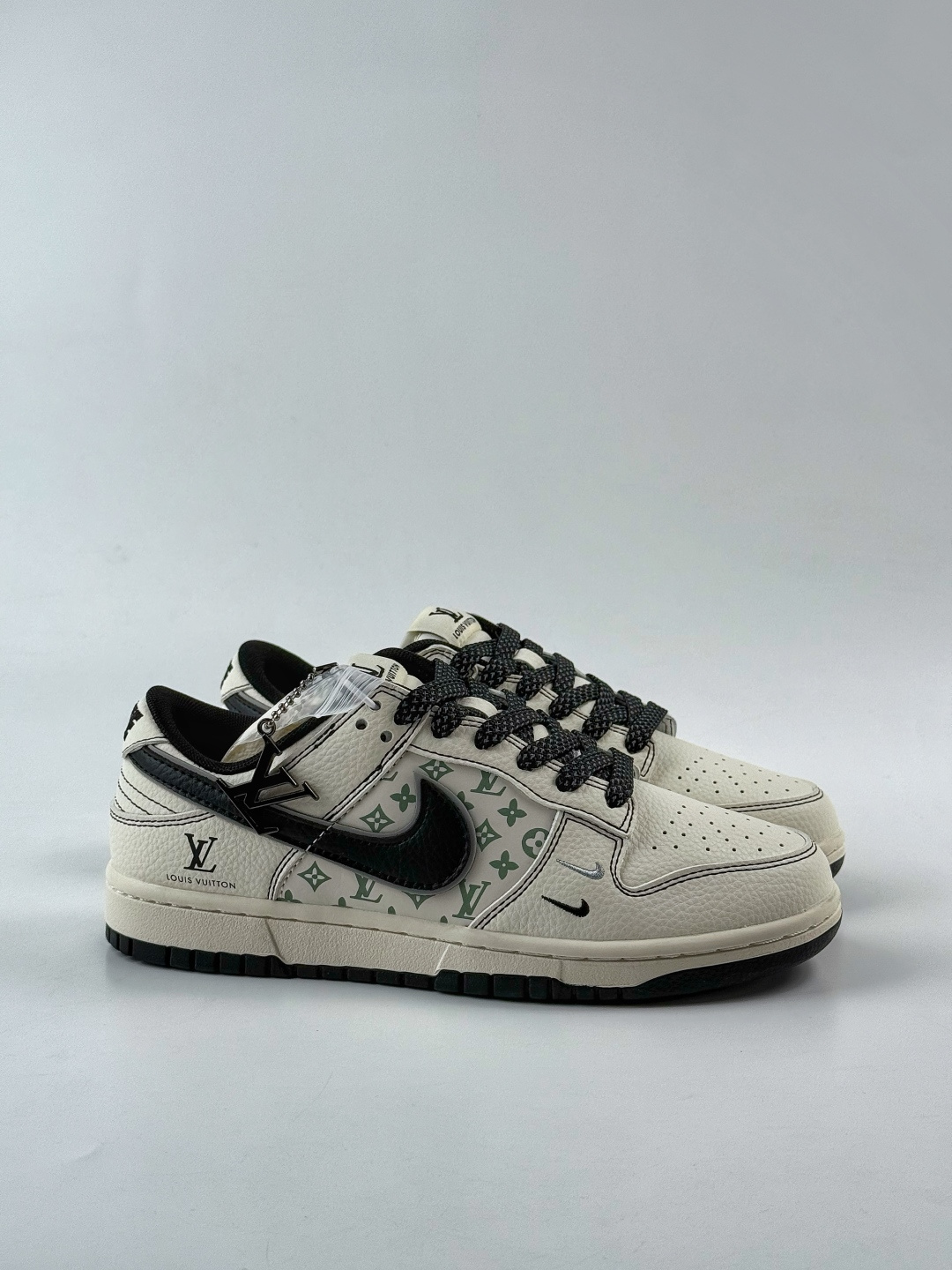 230 Nike SB Dunk Low x Louis Vuitton 白黑双小勾满天星 HH7518-095