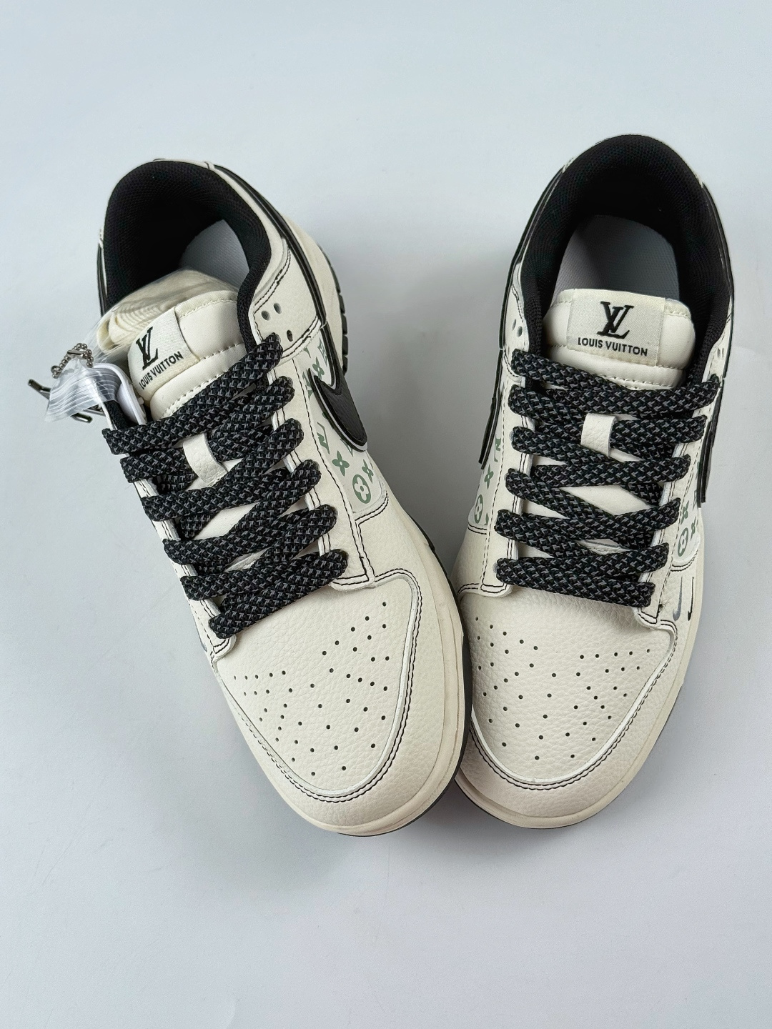 230 Nike SB Dunk Low x Louis Vuitton 白黑双小勾满天星 HH7518-095